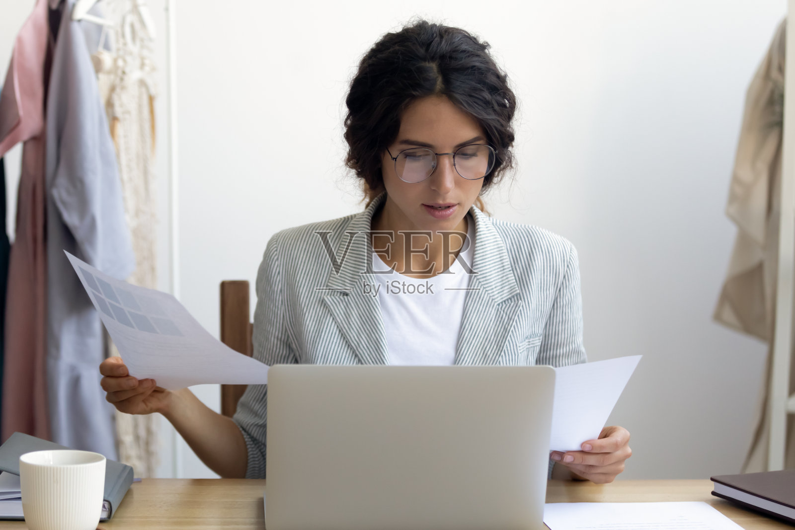 年轻的白人女商人用笔记本电脑管理文件照片摄影图片