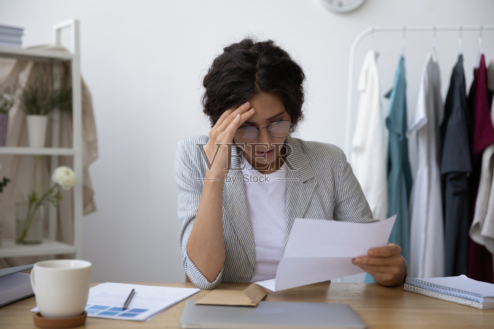 不快乐的年轻女子沮丧的负面消息在信照片摄影图片