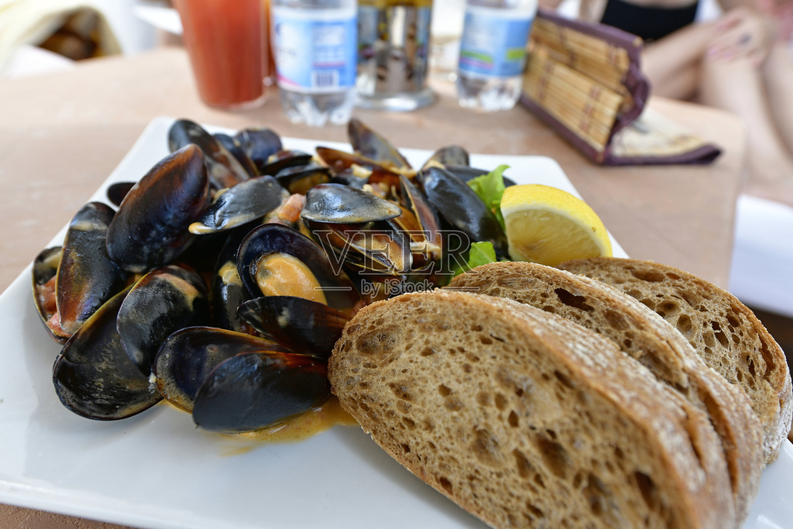 在敖德萨旅行时，我们参观了最好的餐馆。照片摄影图片