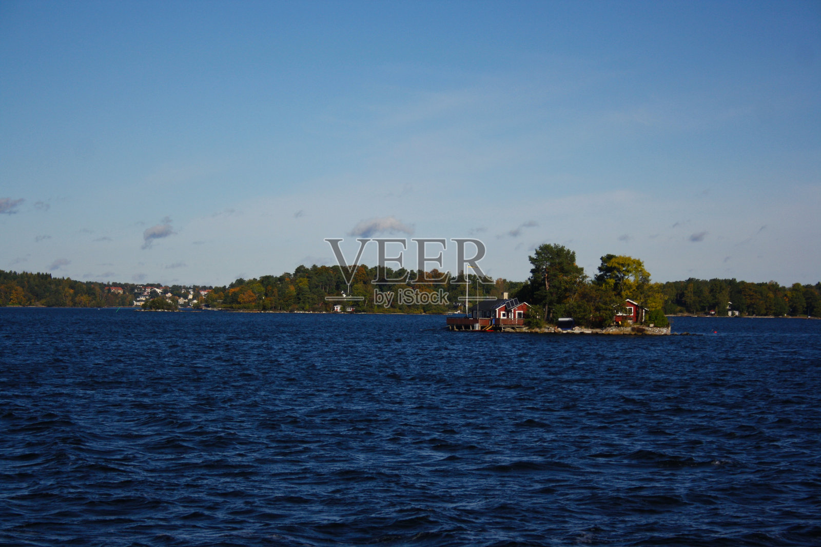 斯德哥尔摩群岛一座岛上的传统瑞典红色房子照片摄影图片