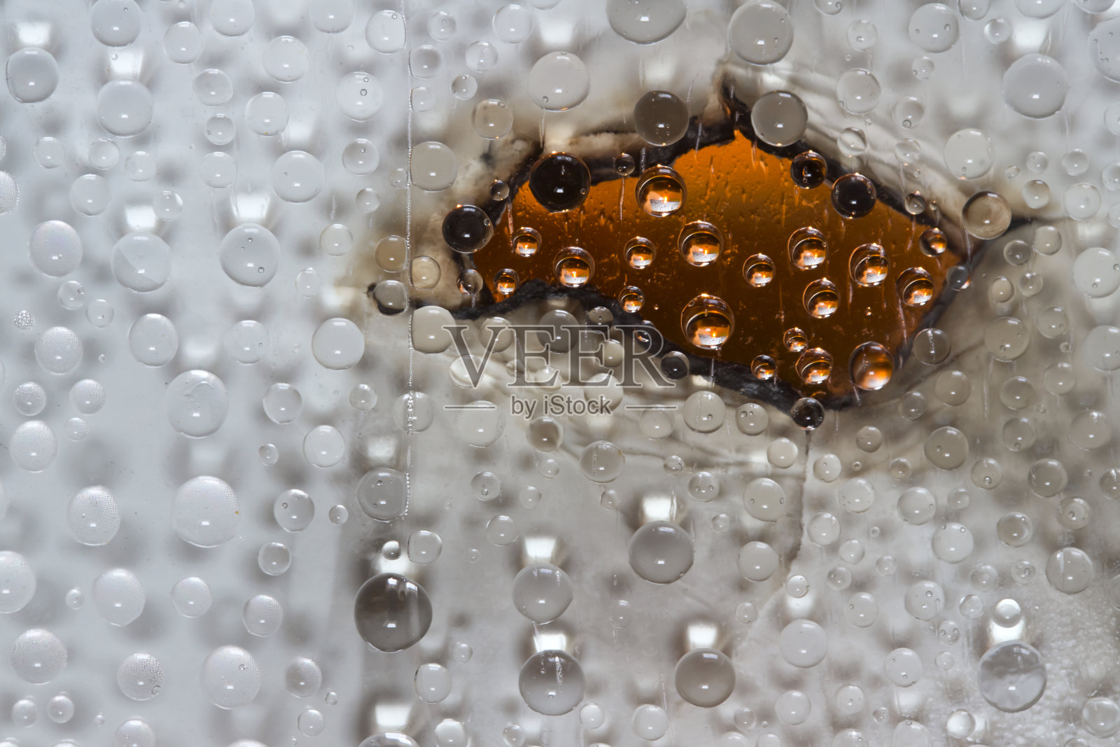 白色和黑色的球体位于一个白色背景和火洞。抽象的空间。照片摄影图片