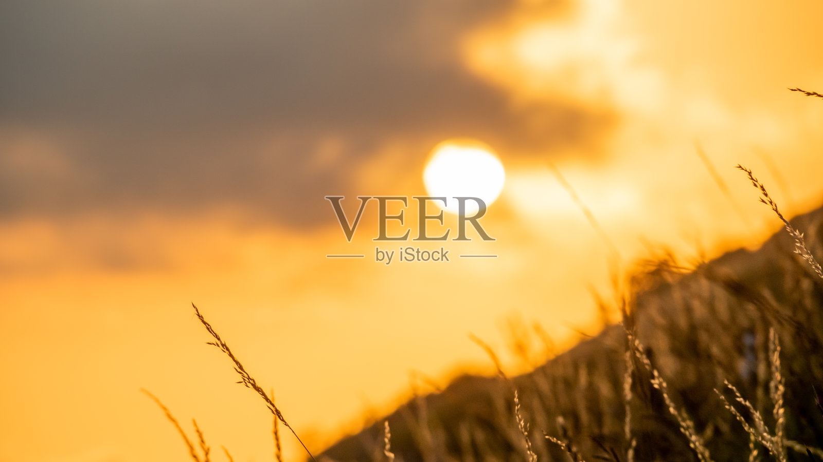 从路上看日落照片摄影图片