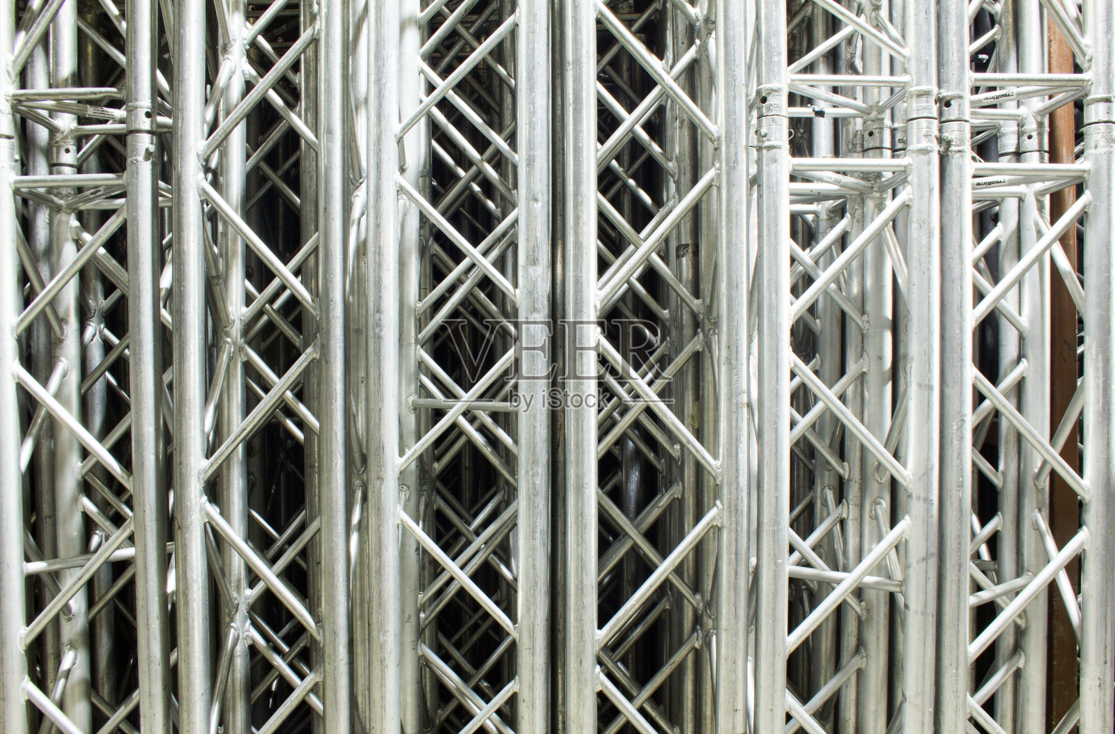 舞台建筑和专业建筑安装用钢桁架。照片摄影图片