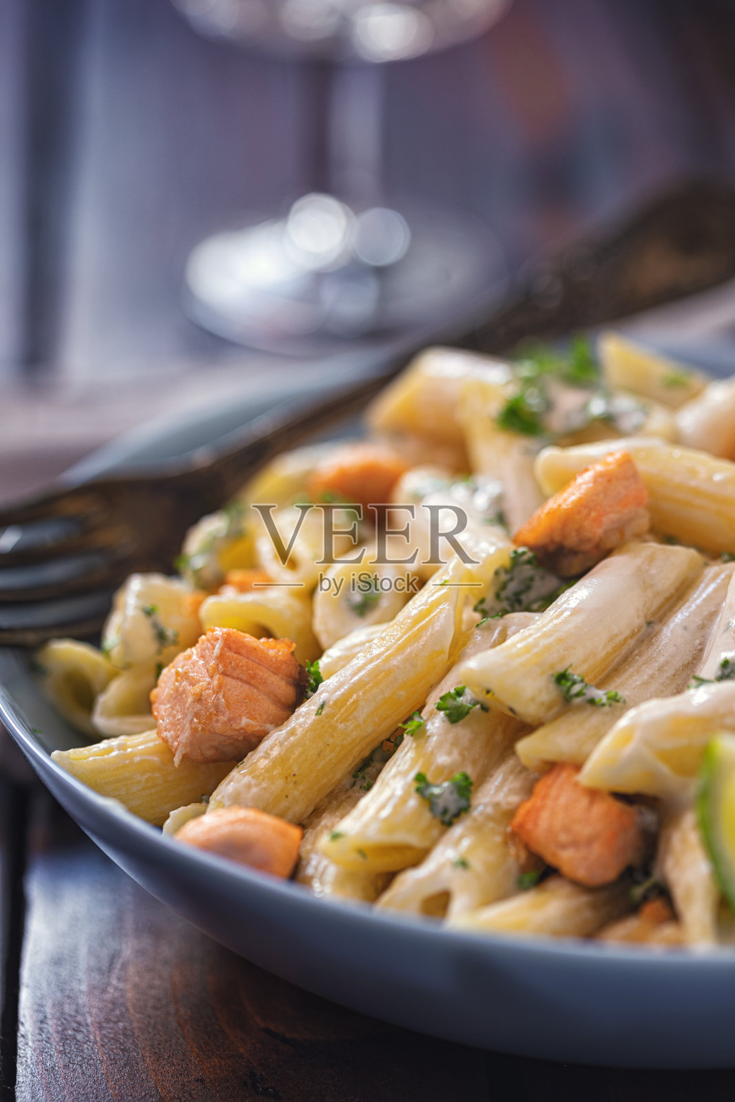 烤鲑鱼和香草通心粉照片摄影图片