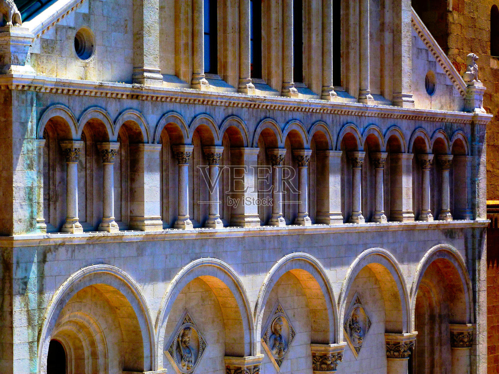 大教堂部分立面为石材立面。列和拱门。匈牙利佩克的新罗马风格照片摄影图片