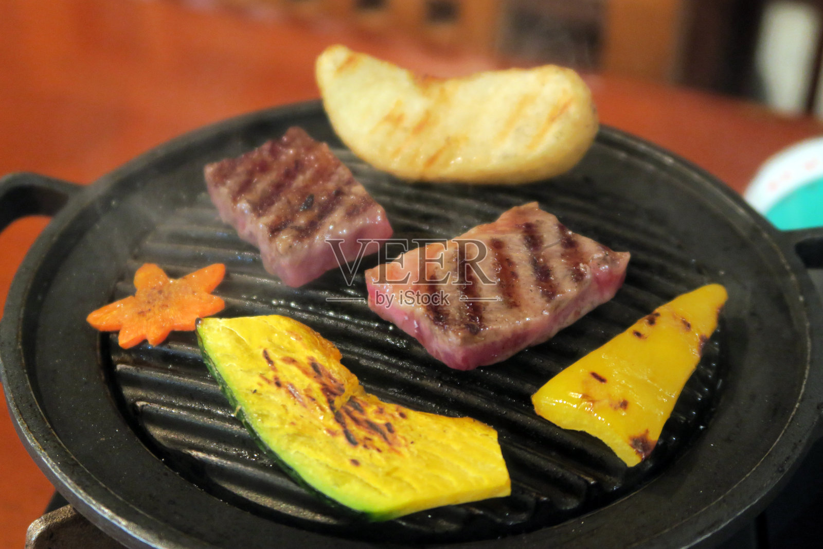 日本大理石和面烧面条配蔬菜照片摄影图片