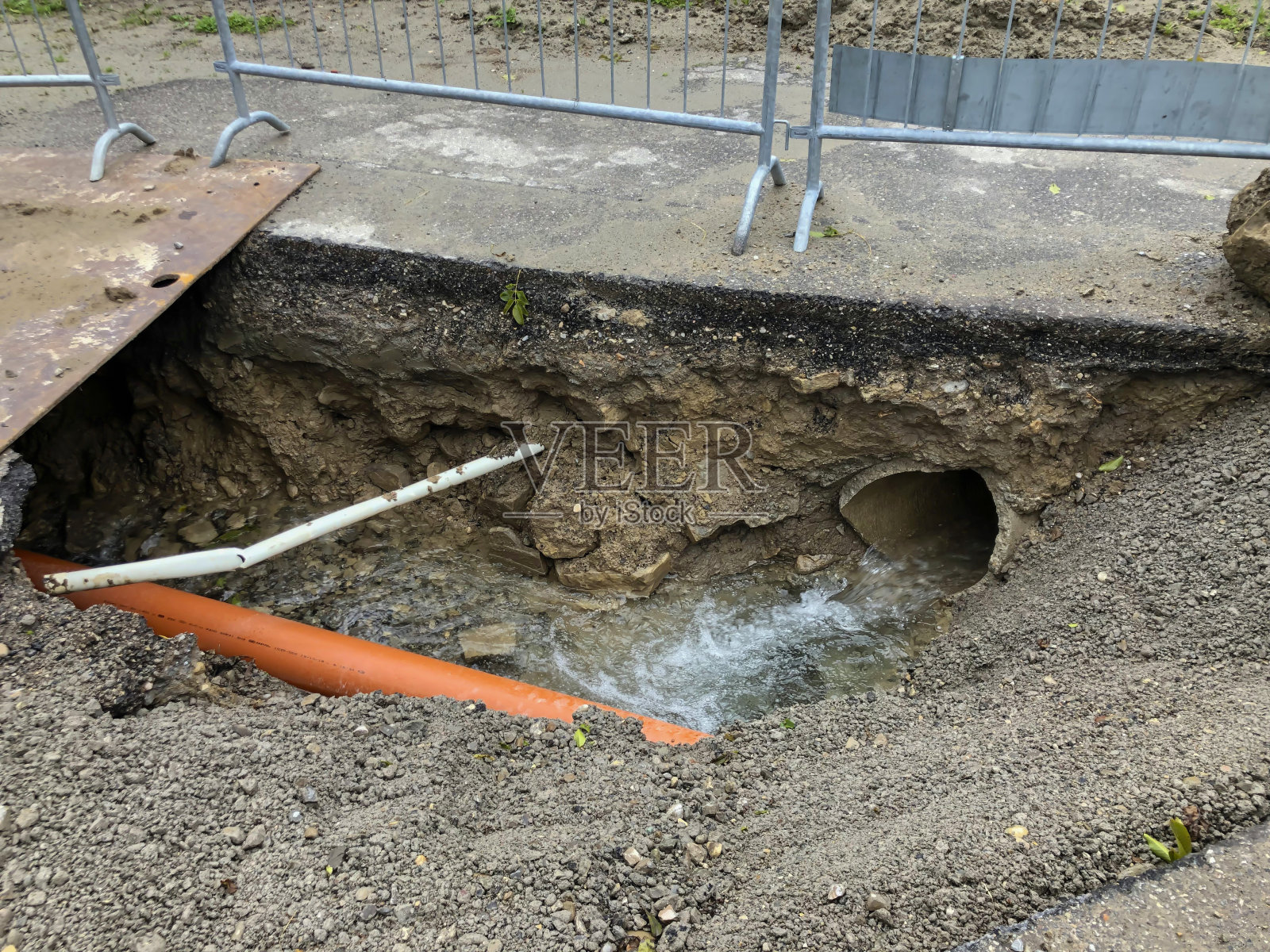 柏油路上的一个坑。建设过程中照片摄影图片