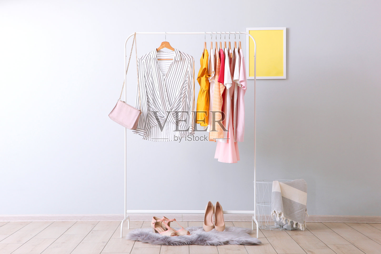 室内灯光背景下的衣架上挂着时装。文本的地方照片摄影图片