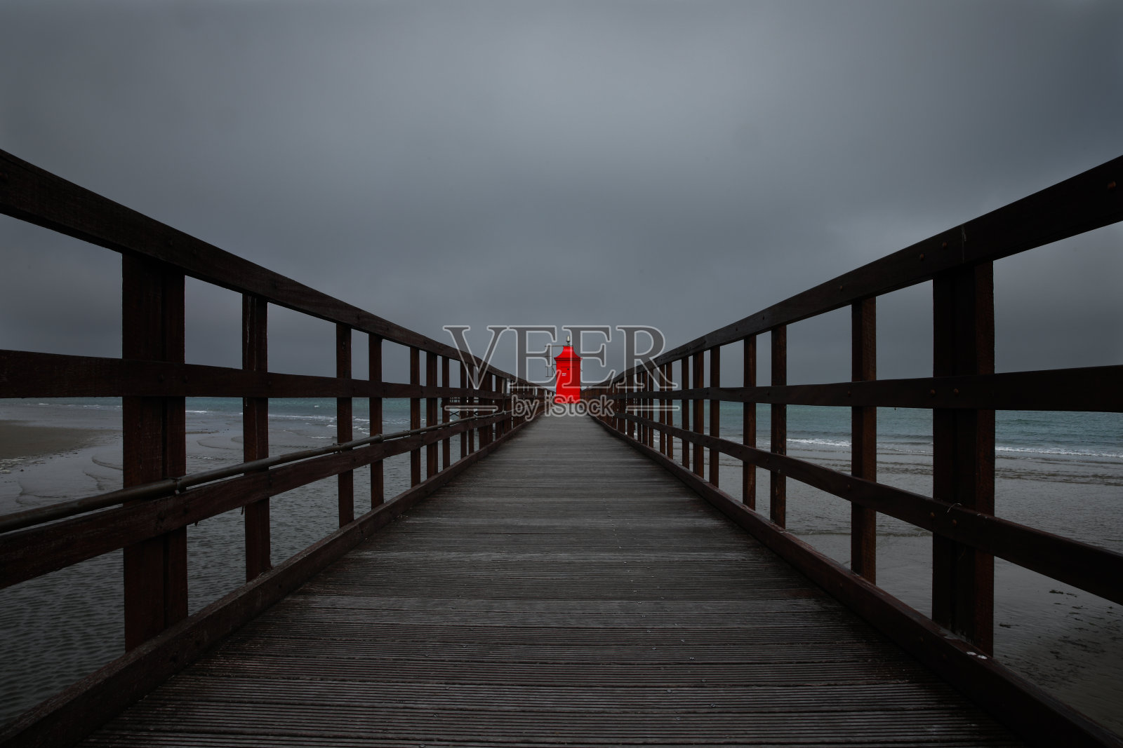 萨比亚多罗码头尽头的红色灯塔照片摄影图片