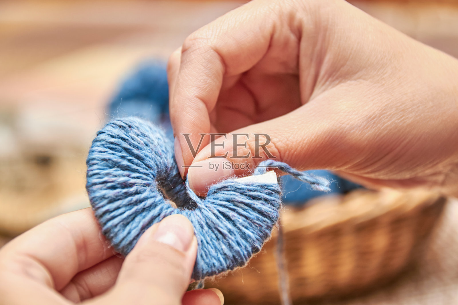 手工pom酸盐。妇女用棉线制作绒球的过程照片摄影图片