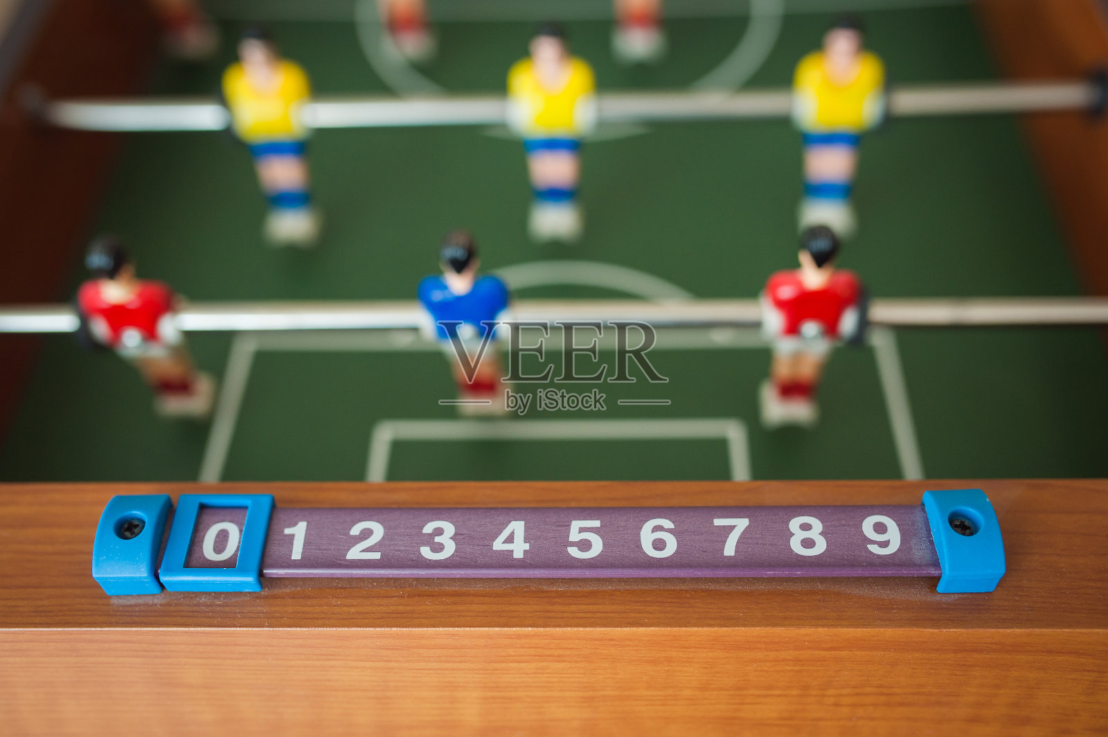 儿童房内孩子们玩桌上足球，特写照片摄影图片