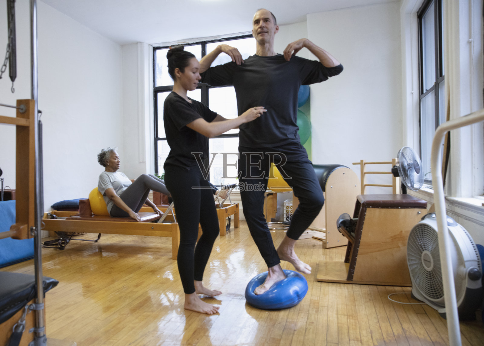 老年人在普拉提工作室锻炼照片摄影图片