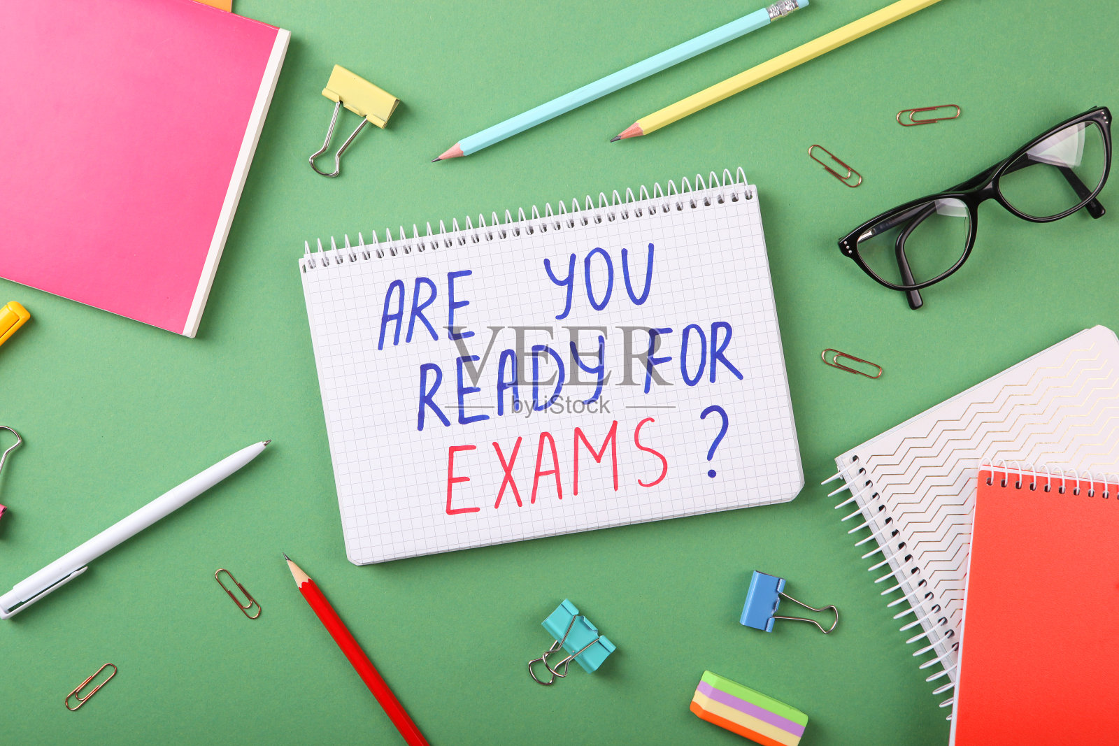 作文的主题是“你准备好考试了吗”在一个彩色的背景俯视图照片摄影图片