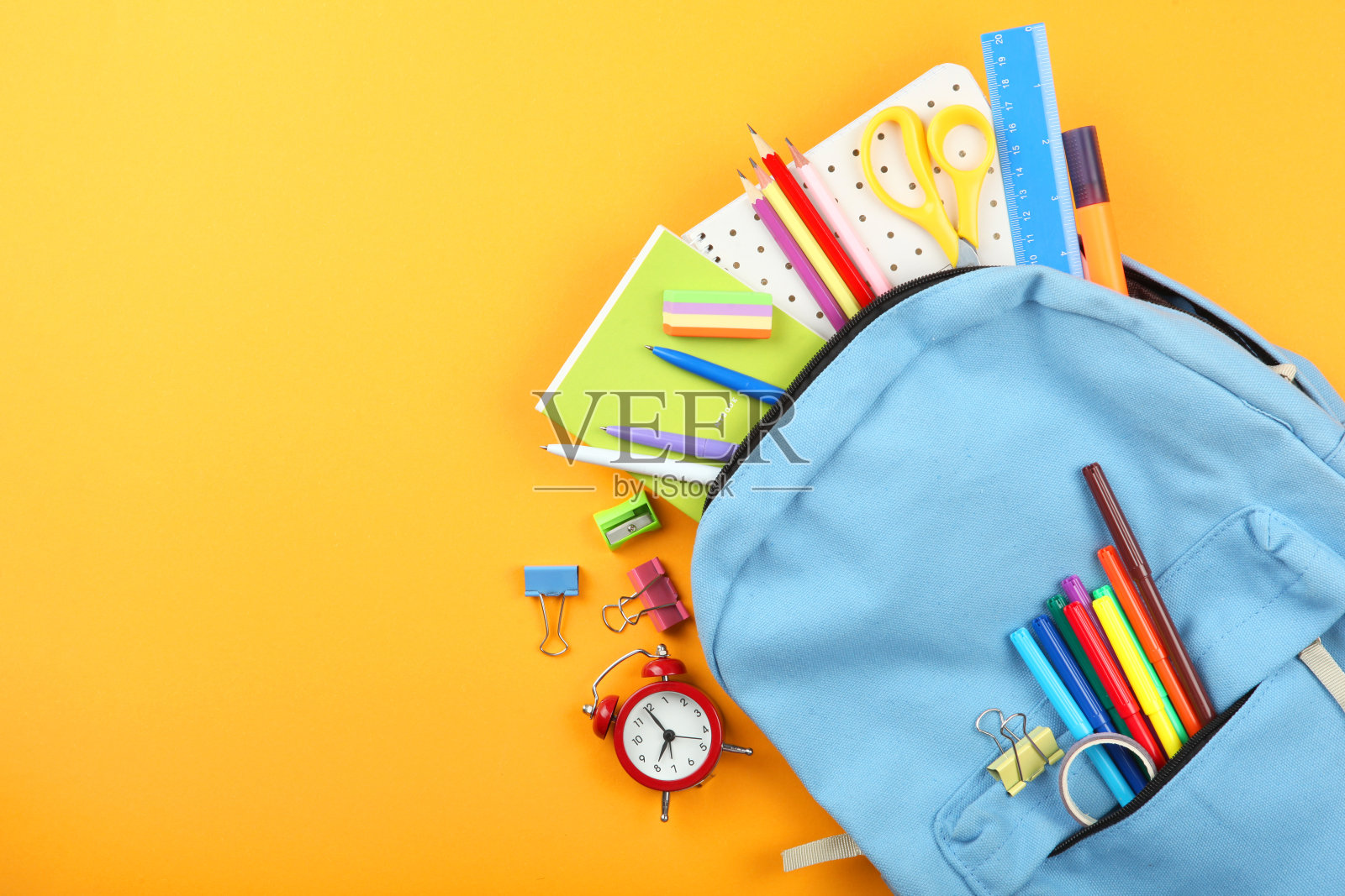 学校背包和学校文具上的彩色背景俯视图。概念回到学校。照片摄影图片