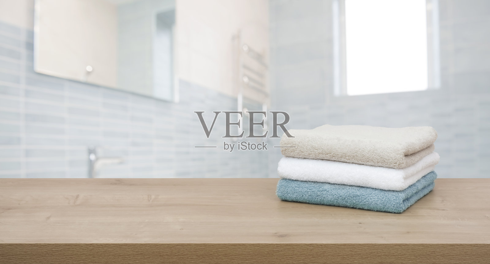 模糊的浴室内部背景木桌上的棉布毛巾照片摄影图片