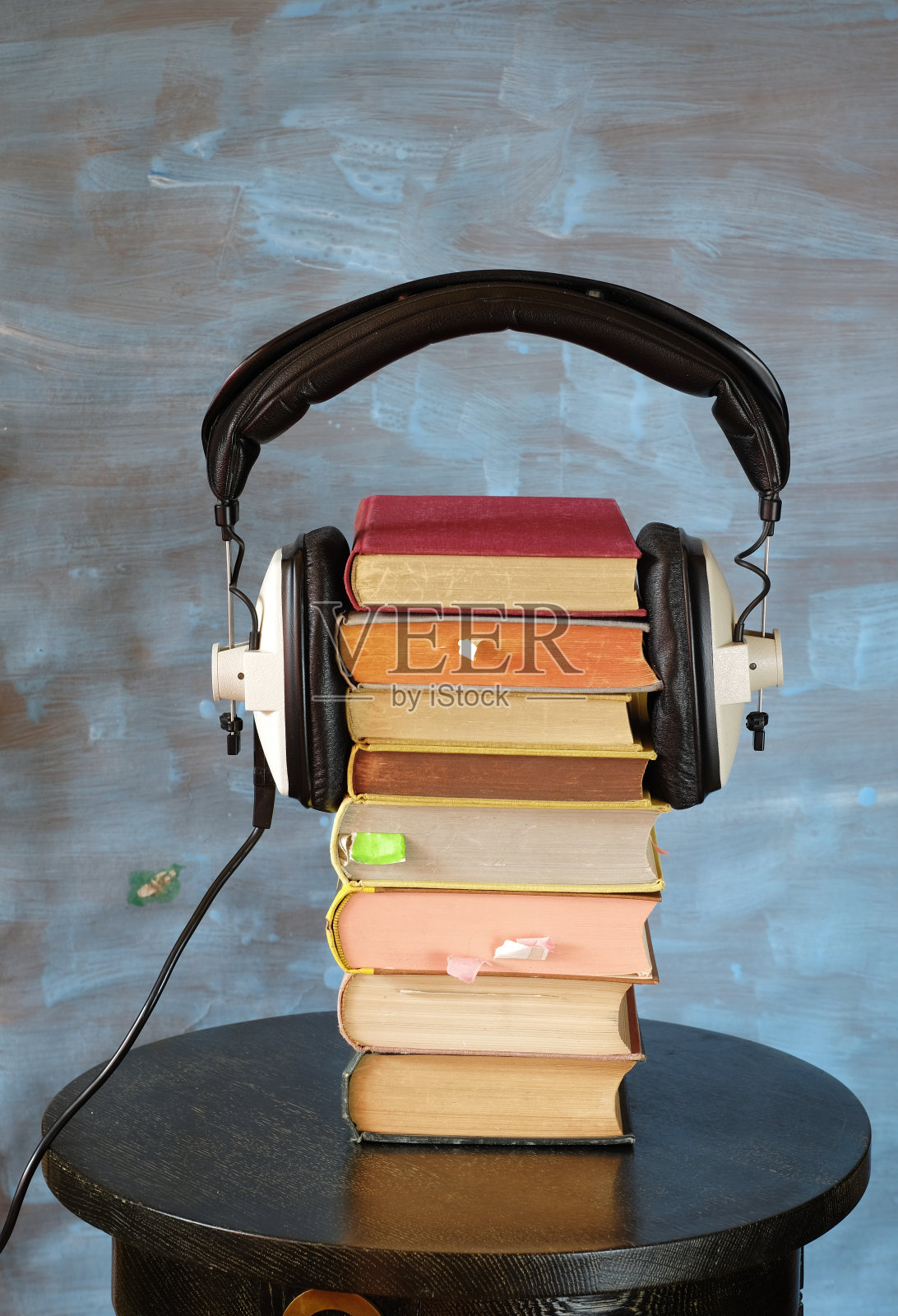 大量的书籍和耳机，有声书的概念，娱乐和教育期间电晕封锁照片摄影图片