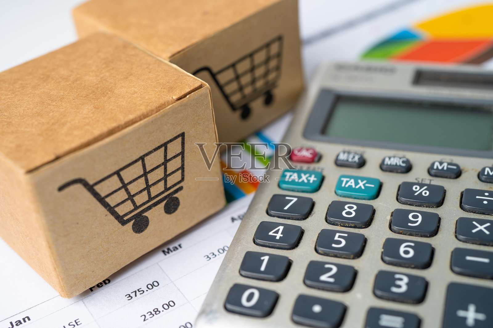 购物车标志在盒子与计算器图形背景。银行账户，投资分析研究数据经济，贸易，进出口运输在线公司概念。照片摄影图片