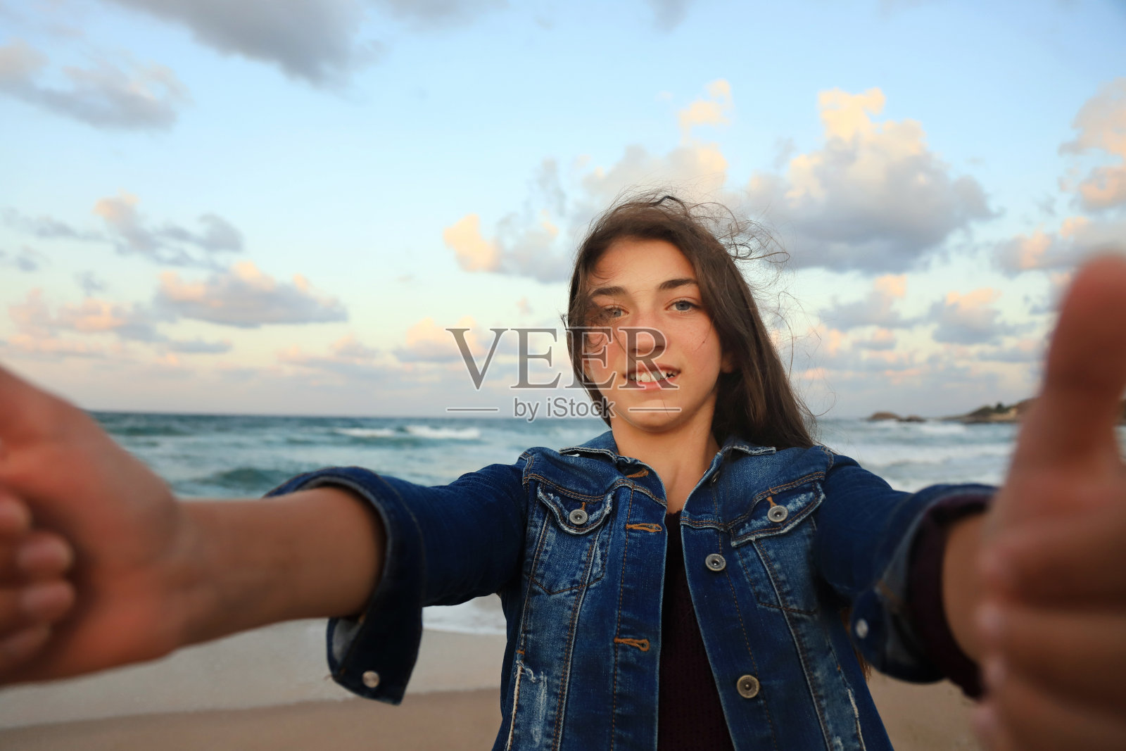 年轻女孩在沙滩上玩照片摄影图片