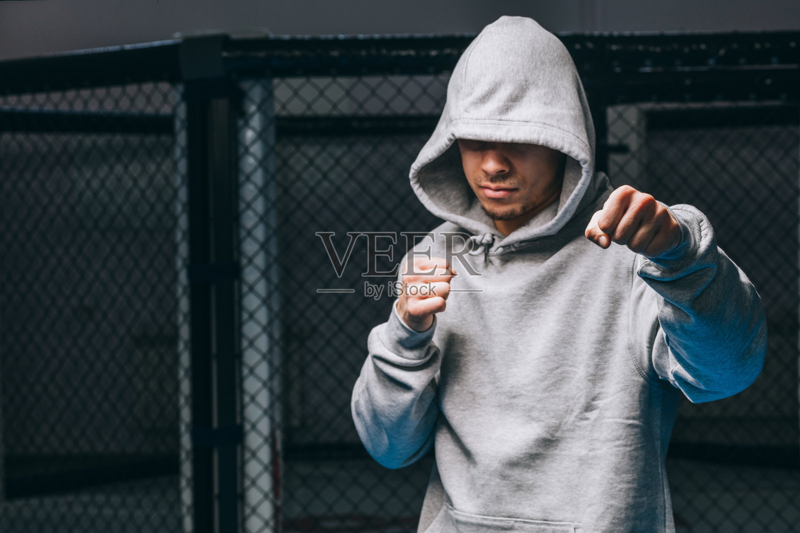 运动员在拳击台附近出拳，为比赛做准备照片摄影图片