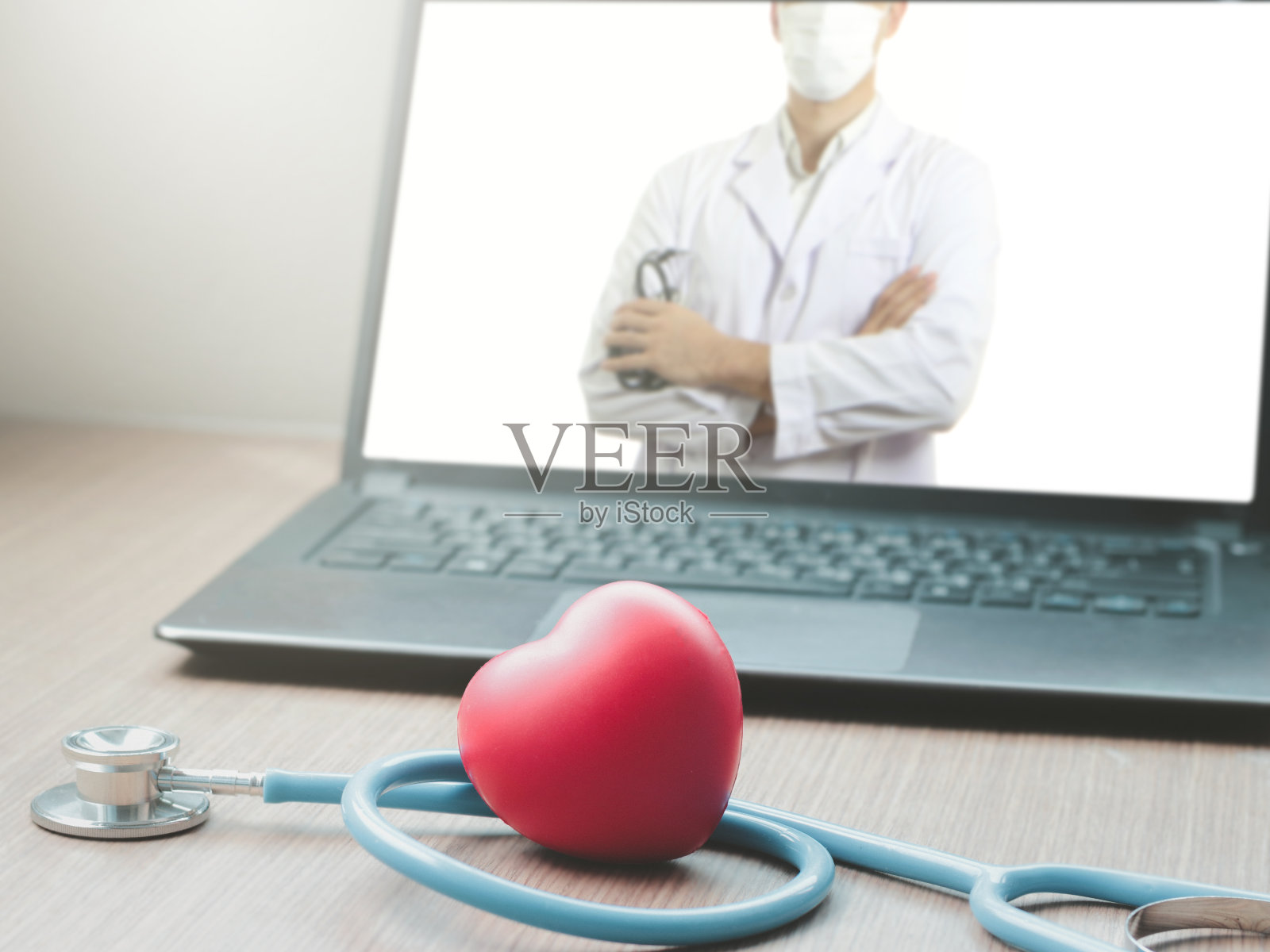 医生在线概念，红心配听诊器和医生在电脑笔记本屏幕上与患者进行在线咨询，在虚拟界面上进行在线医疗交流，虚拟医院照片摄影图片
