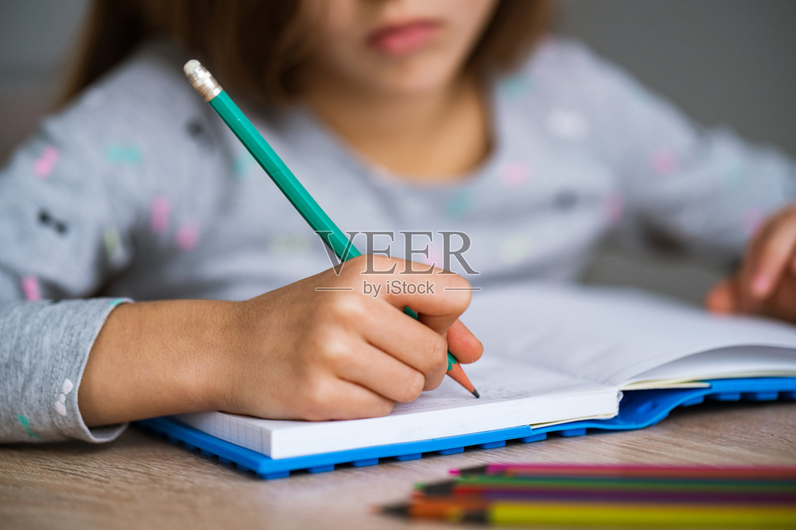 特写女孩在做作业照片摄影图片