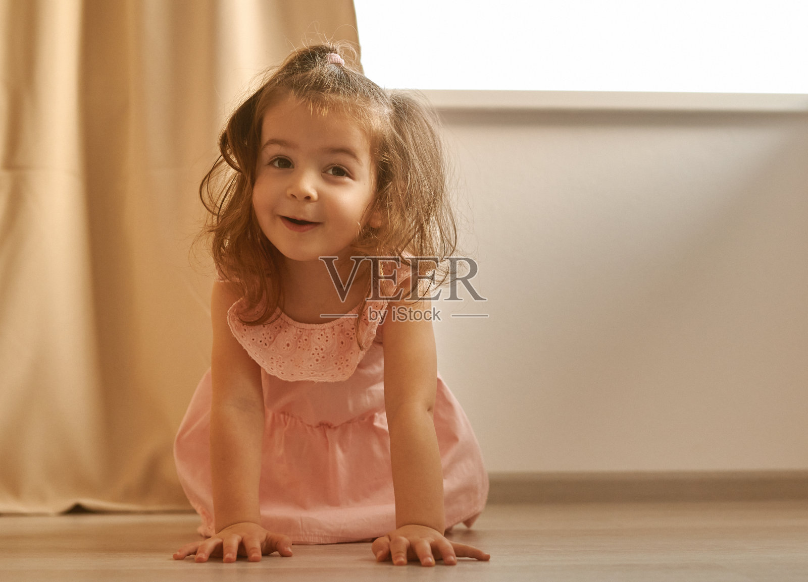 小女孩在客厅里玩照片摄影图片