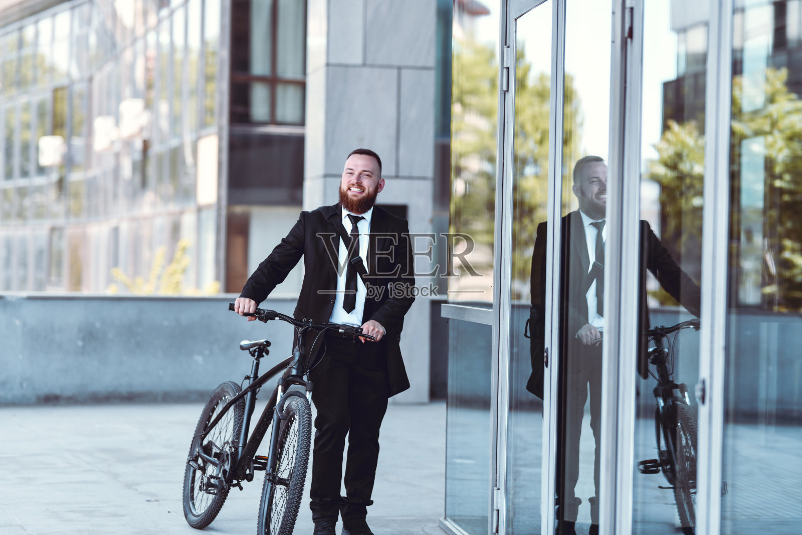 英俊的商人关心他的环境和骑自行车上班照片摄影图片