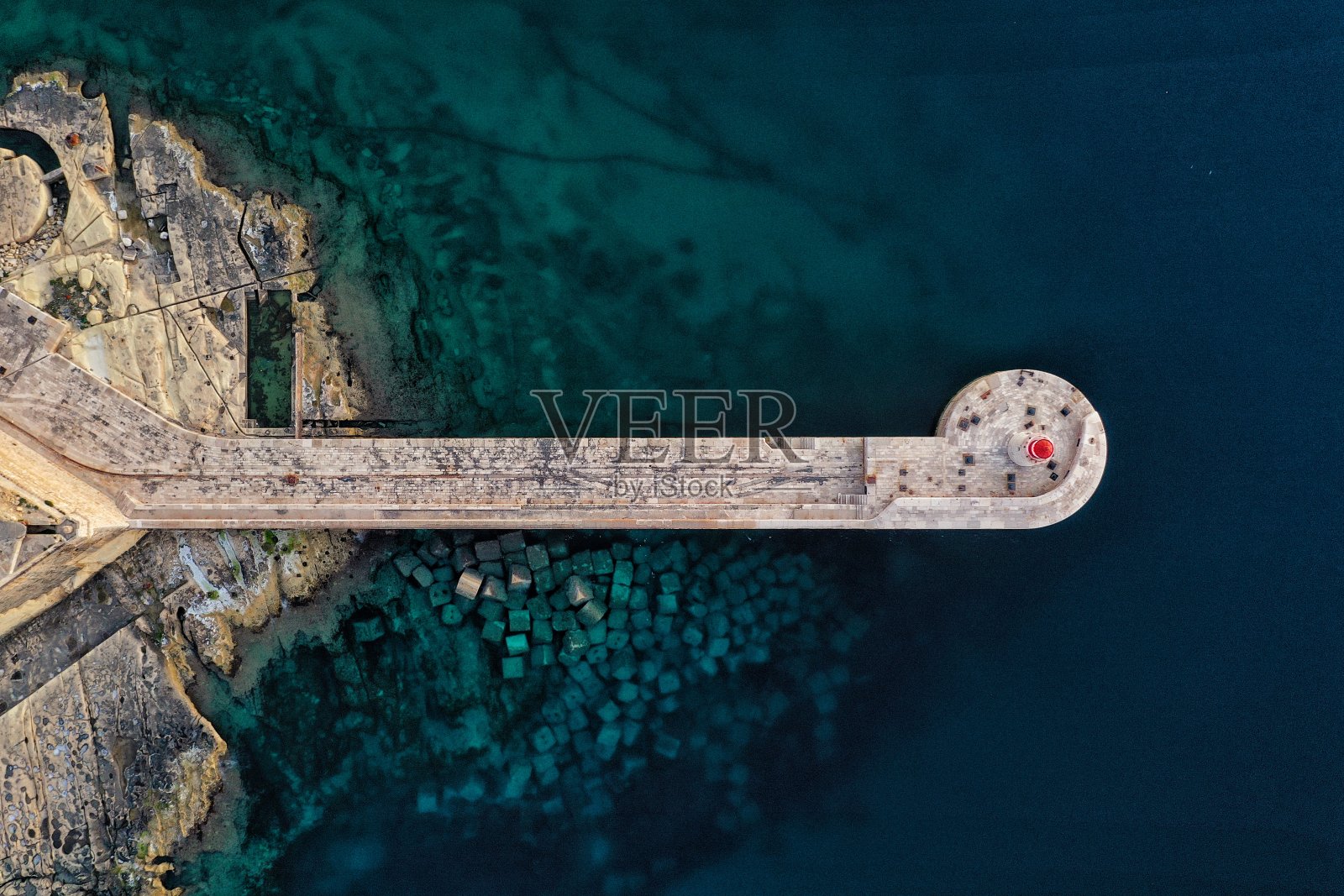 瓦莱塔港防波堤，海岸上空无人机拍摄，马耳他照片摄影图片