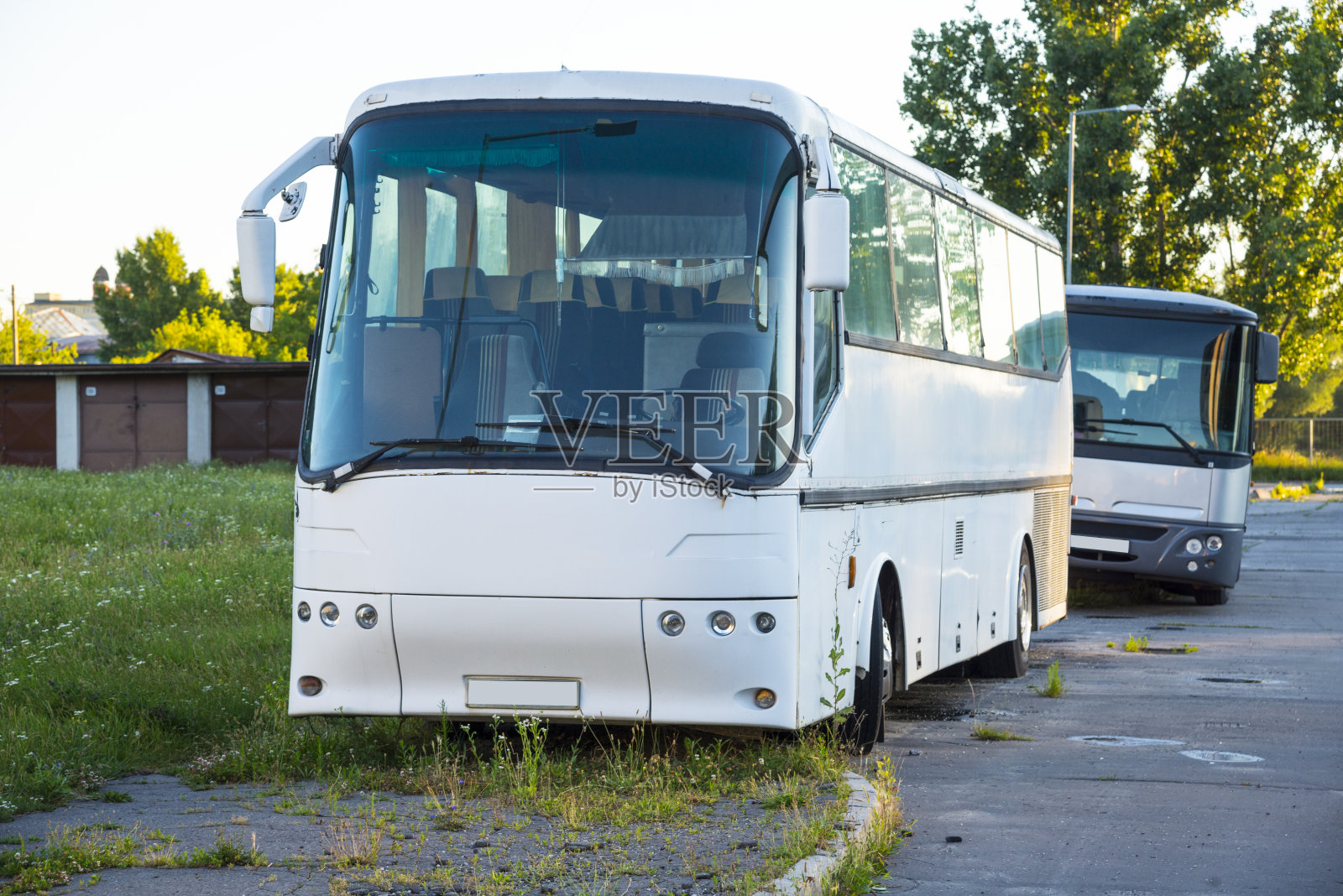 冠状病毒危机期间停车的公交车。失业的概念照片摄影图片