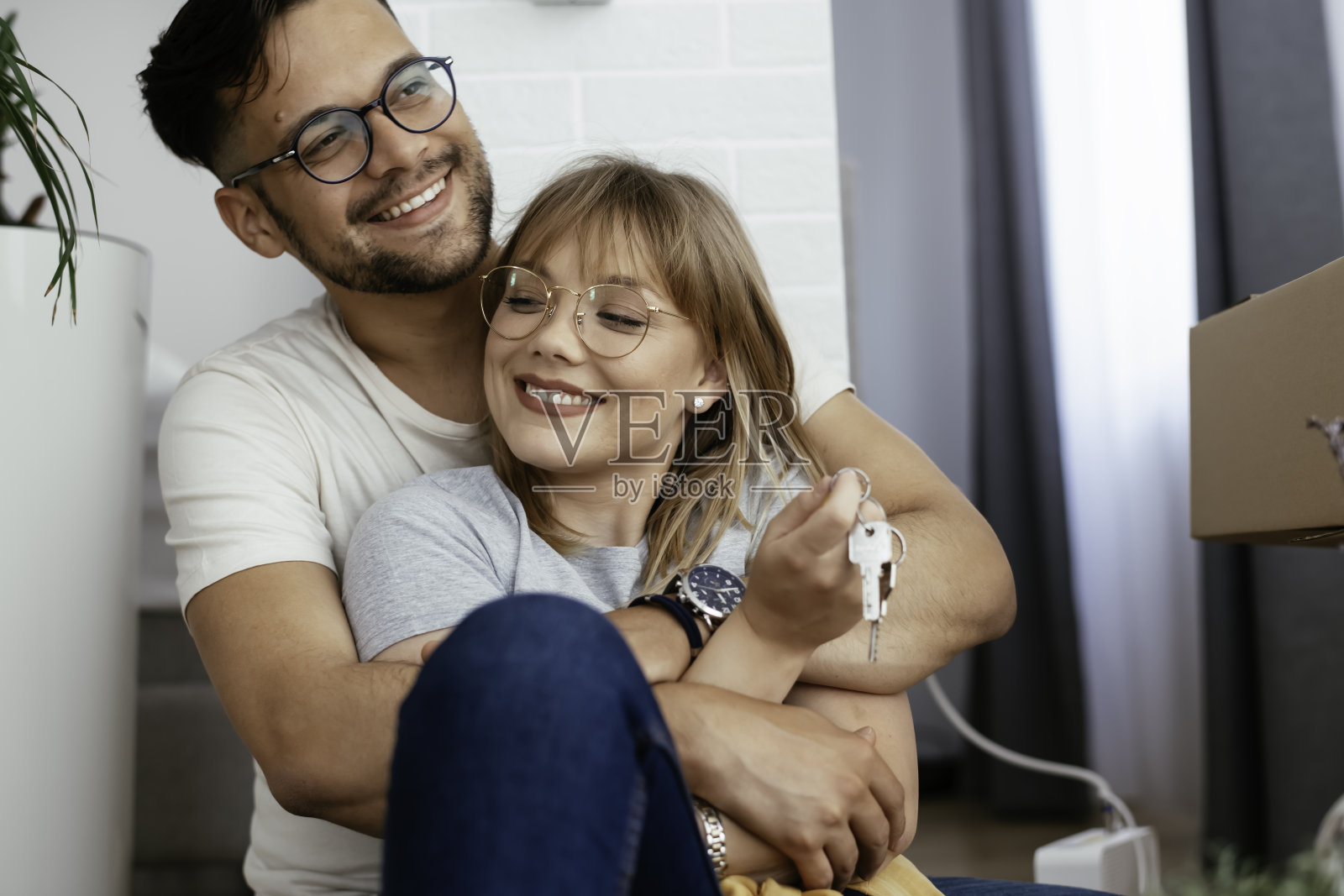 男朋友和女朋友正在拆行李照片摄影图片