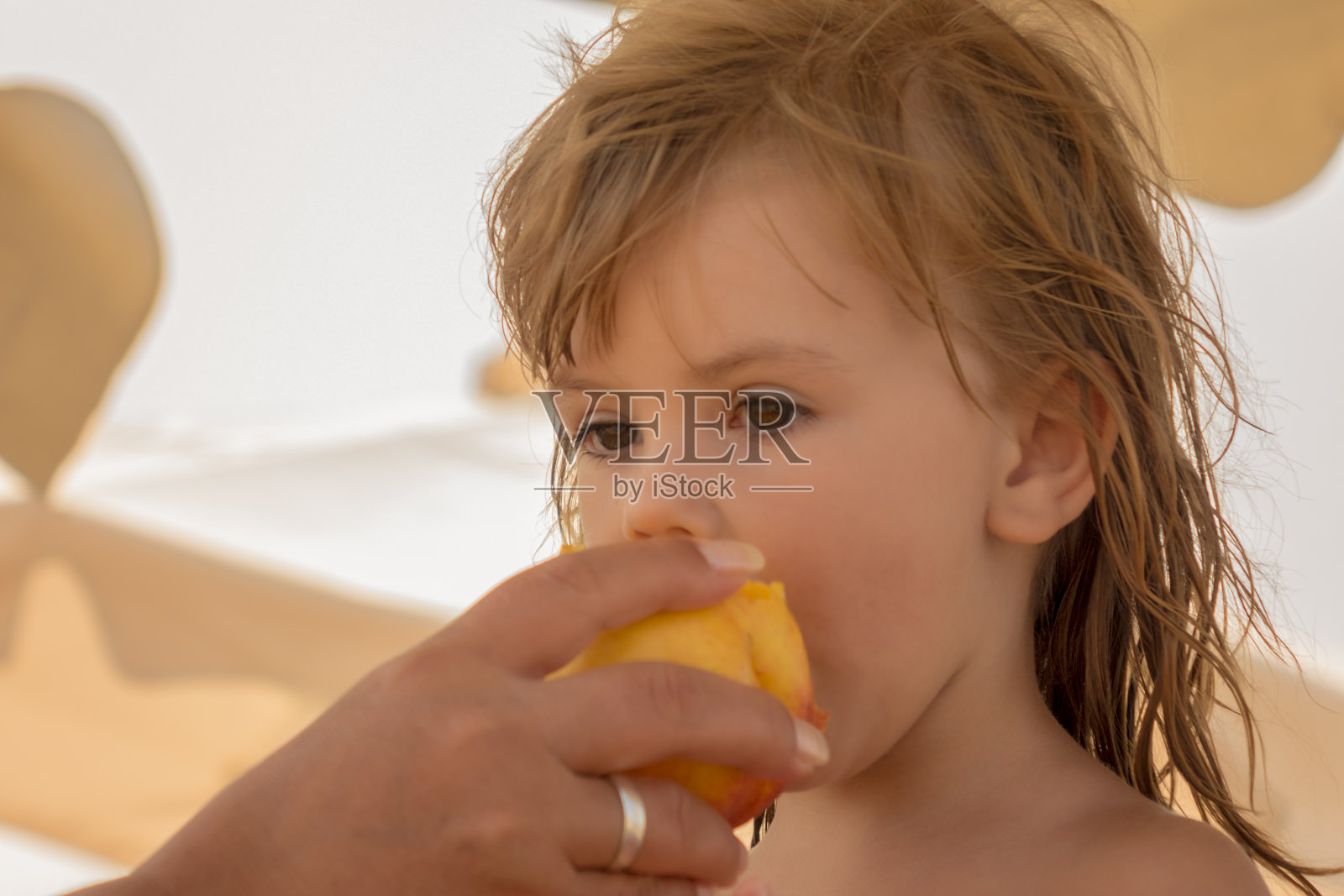 小女孩正在吃桃子照片摄影图片