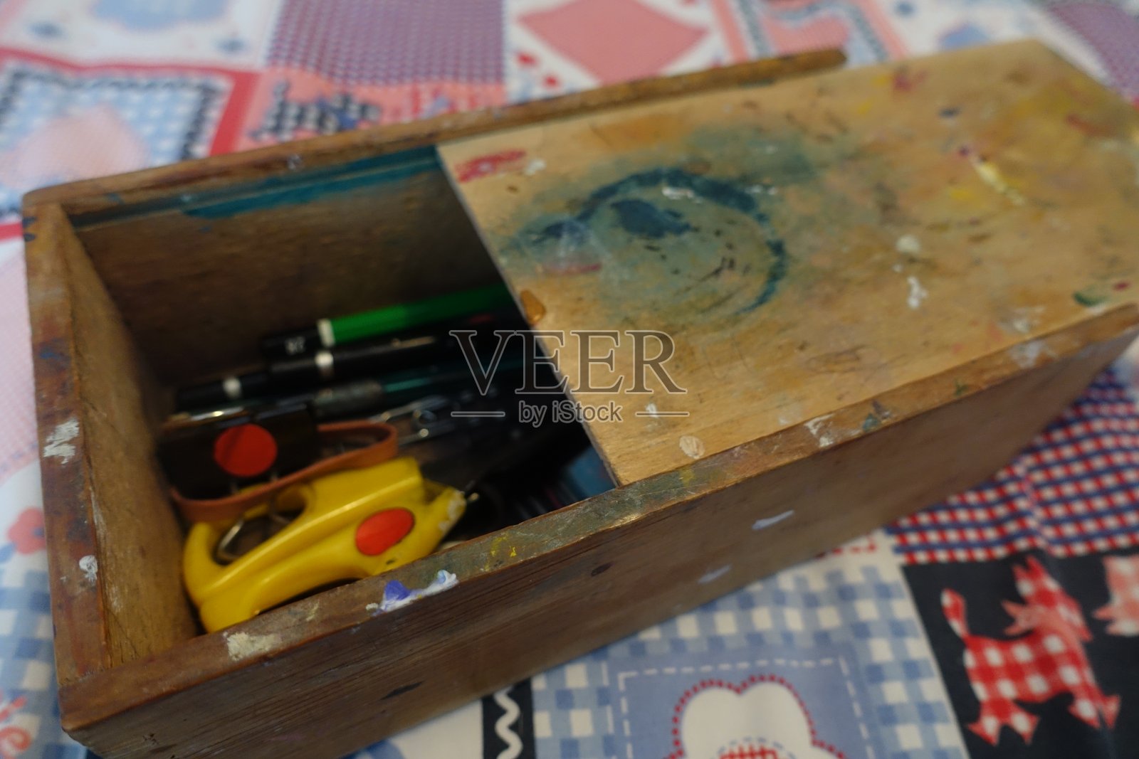旧的木制铅笔盒和各种配件照片摄影图片