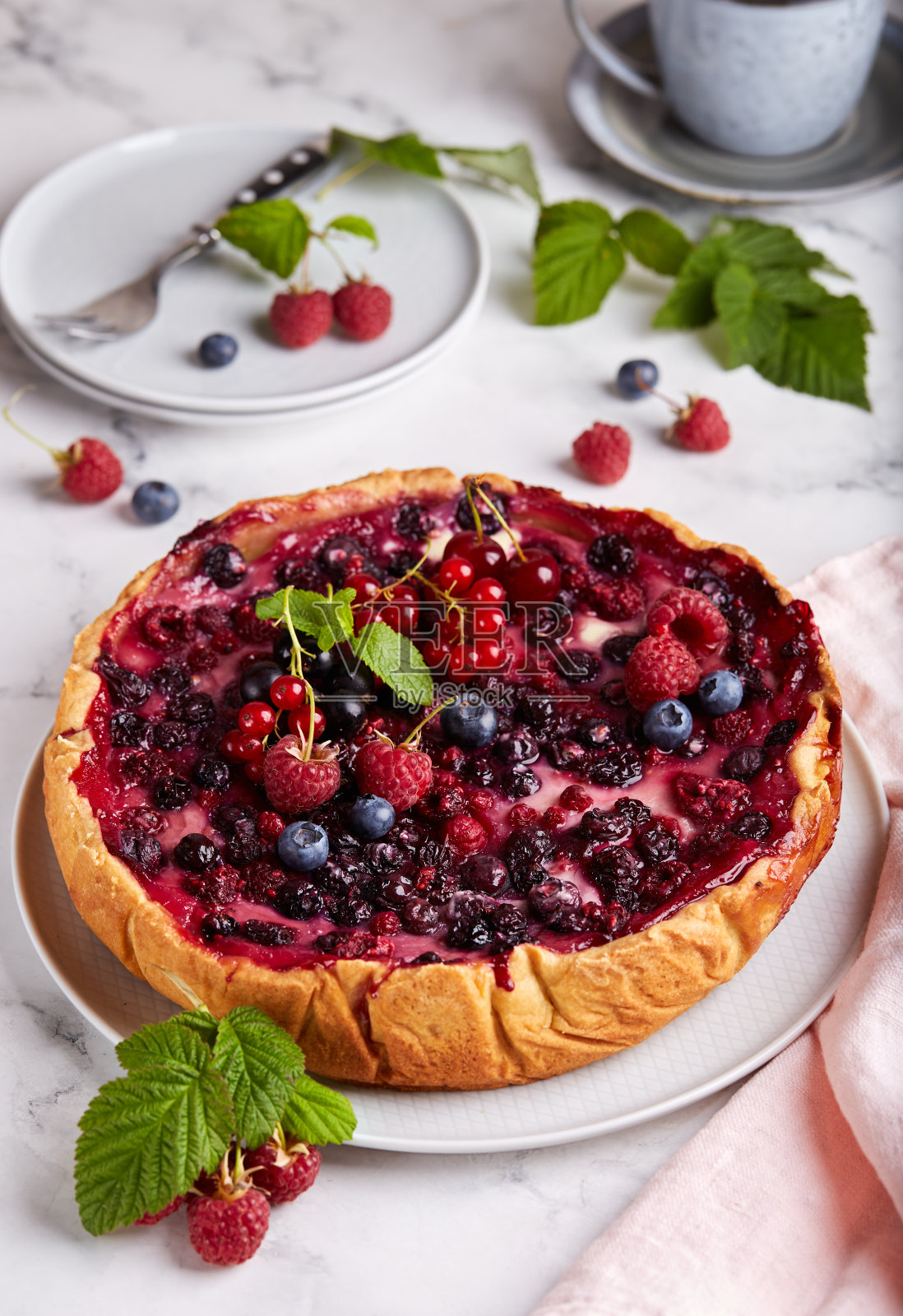 芝士蛋糕的背面，上面是浆果混合物:樱桃，覆盆子，蓝莓，红醋栗和黑醋栗照片摄影图片