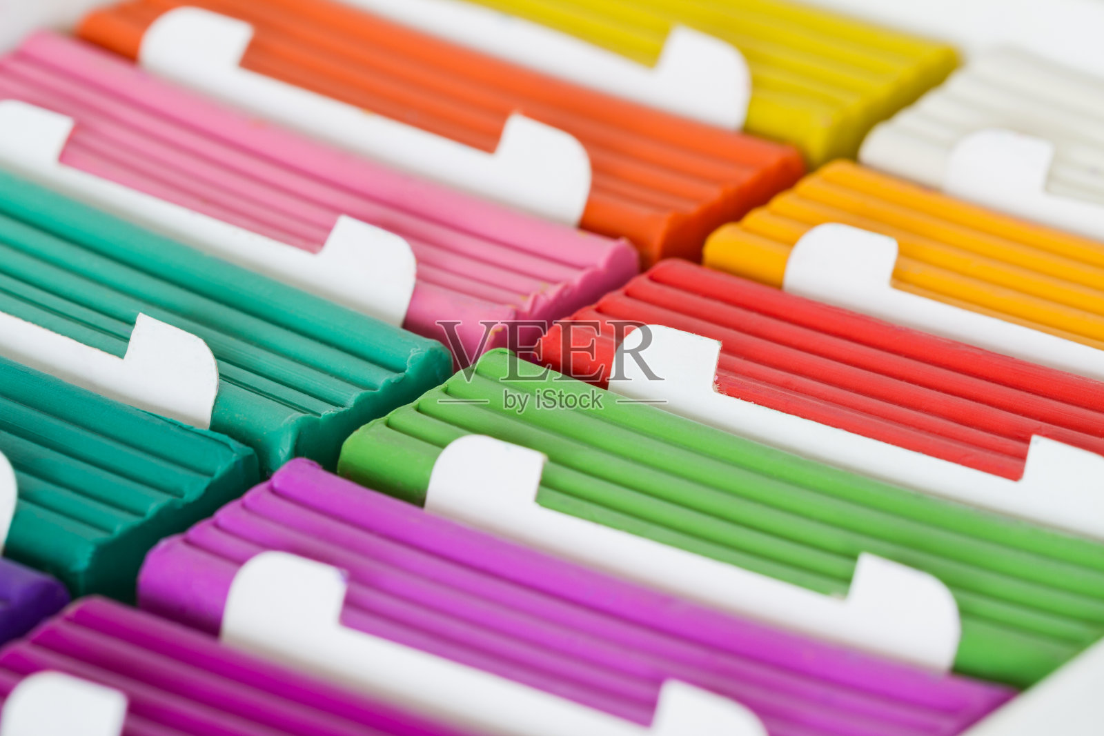 一个有一套彩色橡皮泥棒的盒子。有选择性的重点照片摄影图片