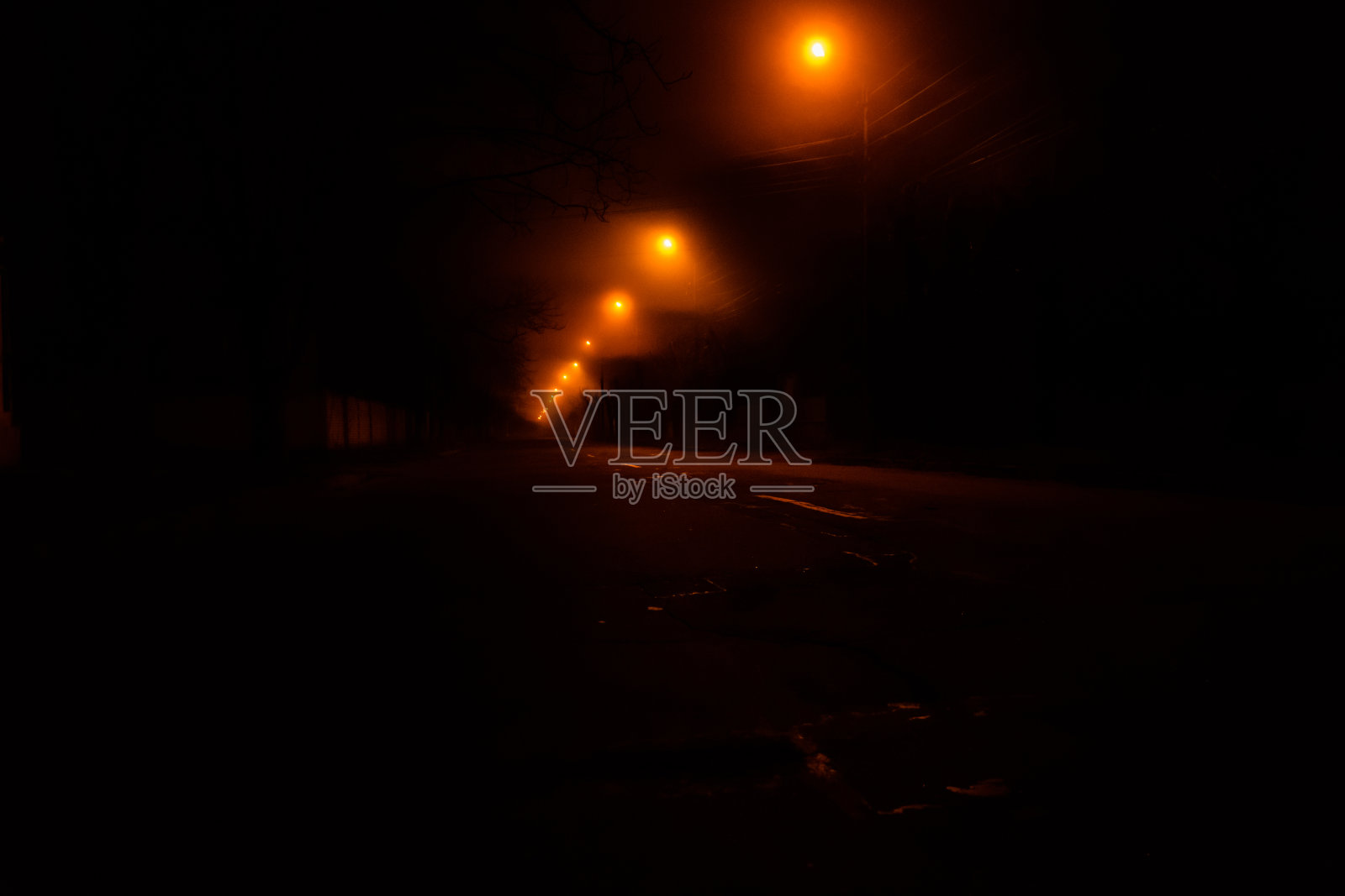 老街晚上灯火通明照片摄影图片