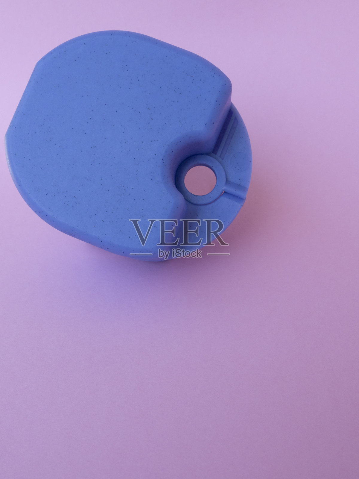 新盒子的垂直关闭，支架，为儿童，儿童和青少年的牙齿矫正设备-嘴唇碰撞器，对准器，牙科板和盖子，用于之前和期间的牙套在粉红色的背景，拷贝空间照片摄影图片