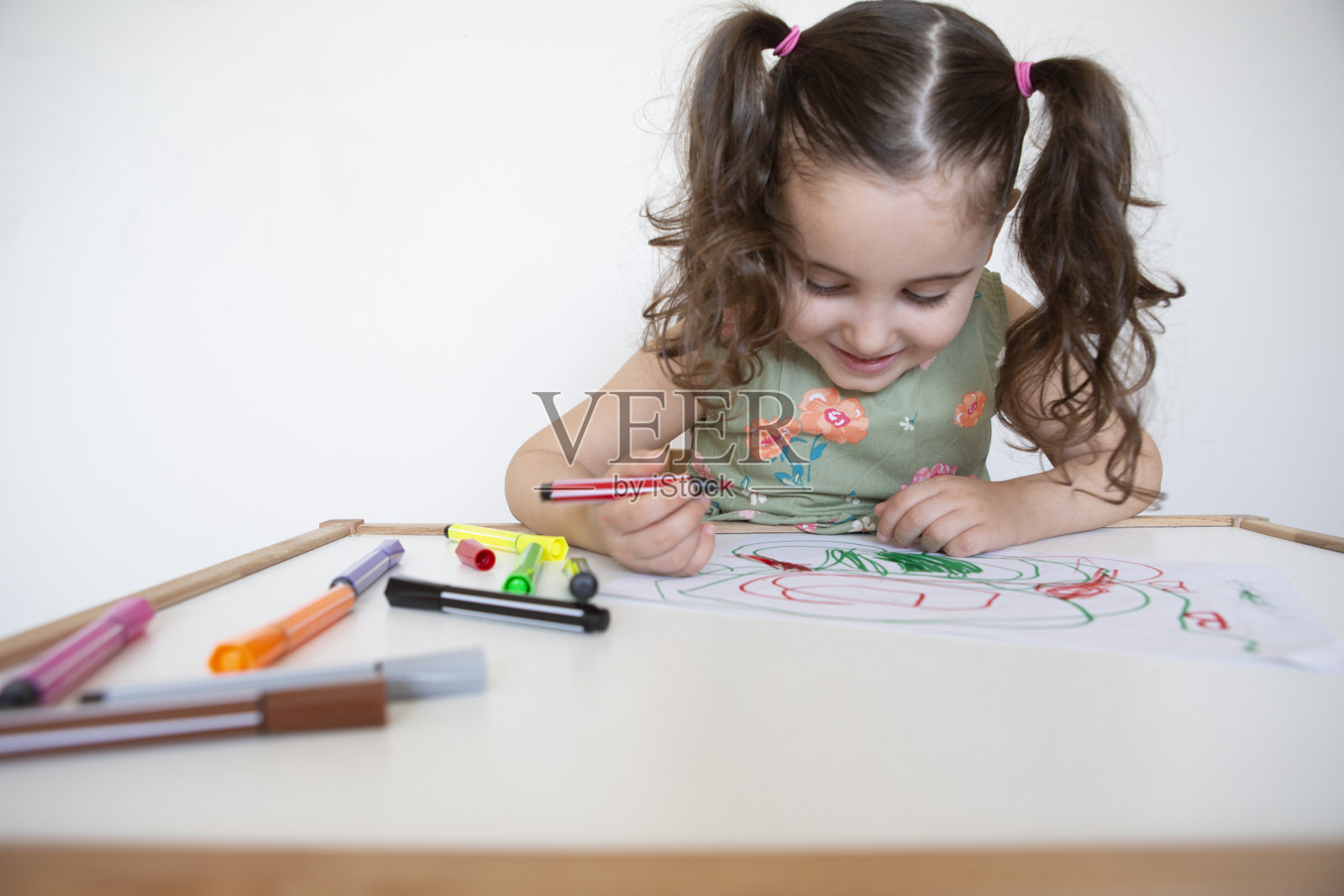 小女孩用铅笔画画照片摄影图片