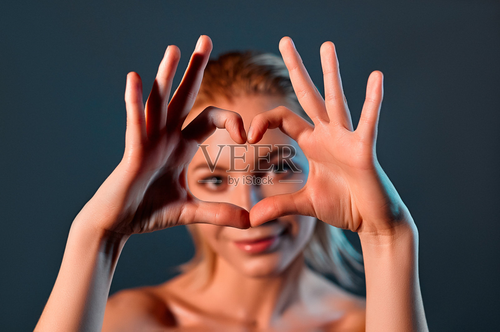 美丽的观念。灰色背景上的女孩。照片摄影图片