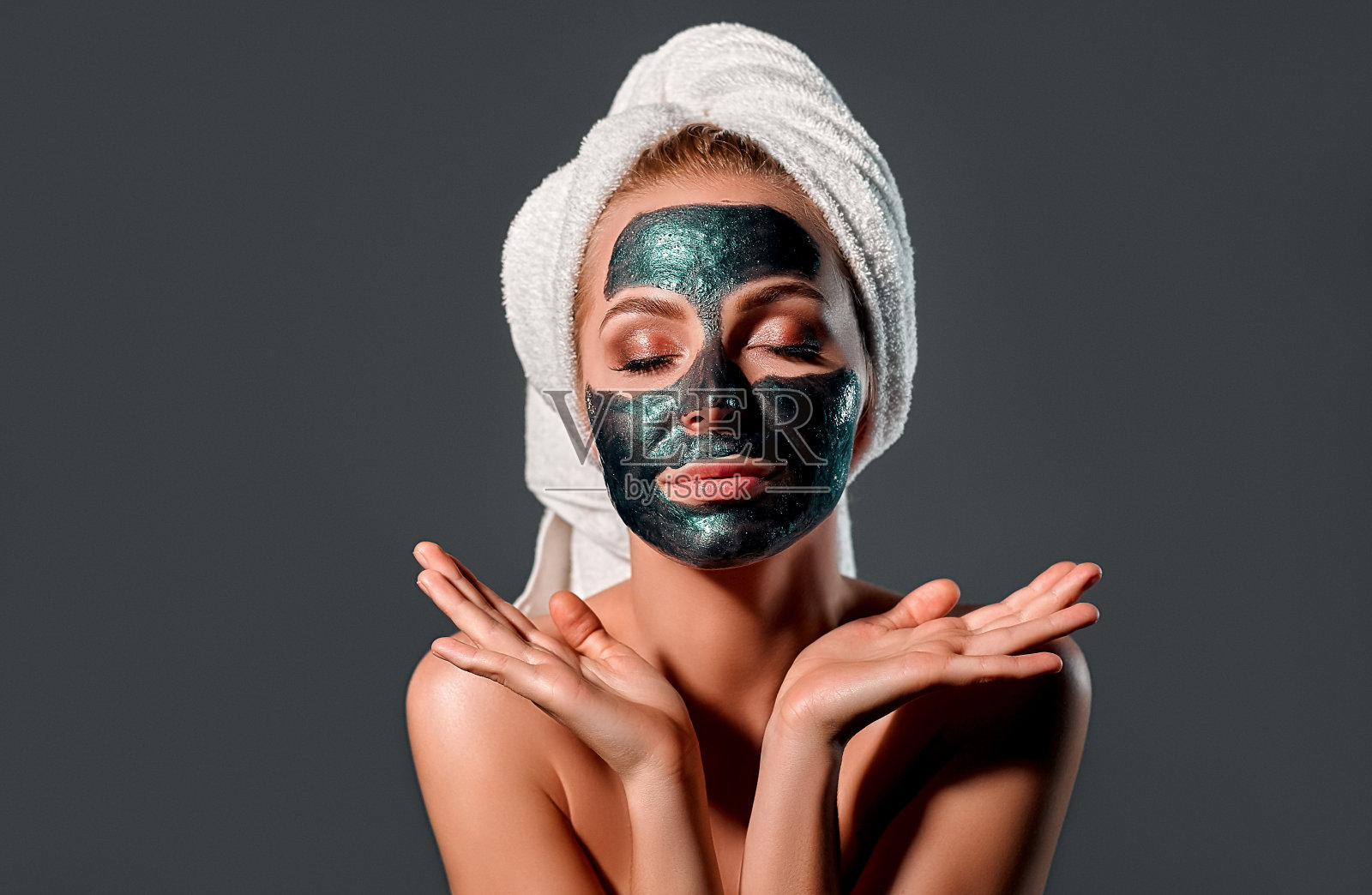 美丽的观念。灰色背景上的女孩。照片摄影图片