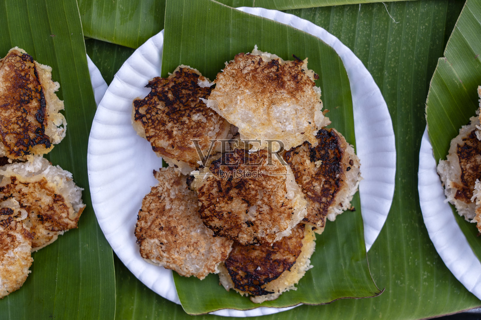 椰子米煎饼、椰子布丁是泰国传统的甜点，也可以说是泰国街头小吃市场上的一种用米粉和椰奶制成的甜肉照片摄影图片