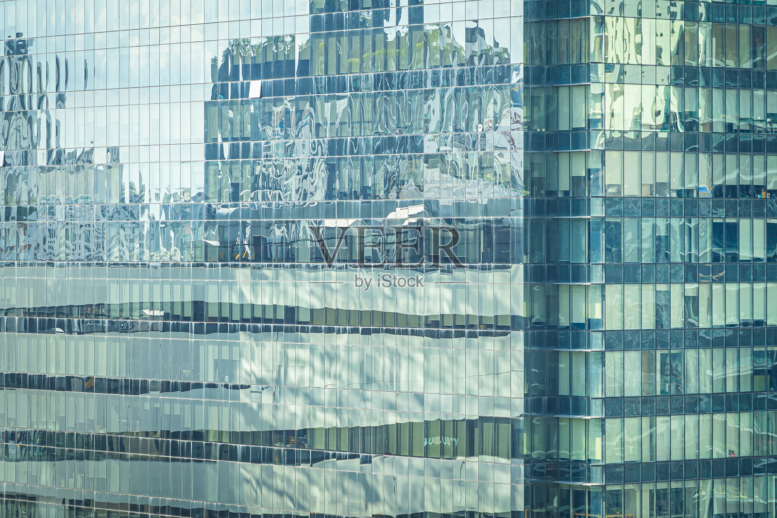 建筑外观美观，带有玻璃窗图案照片摄影图片