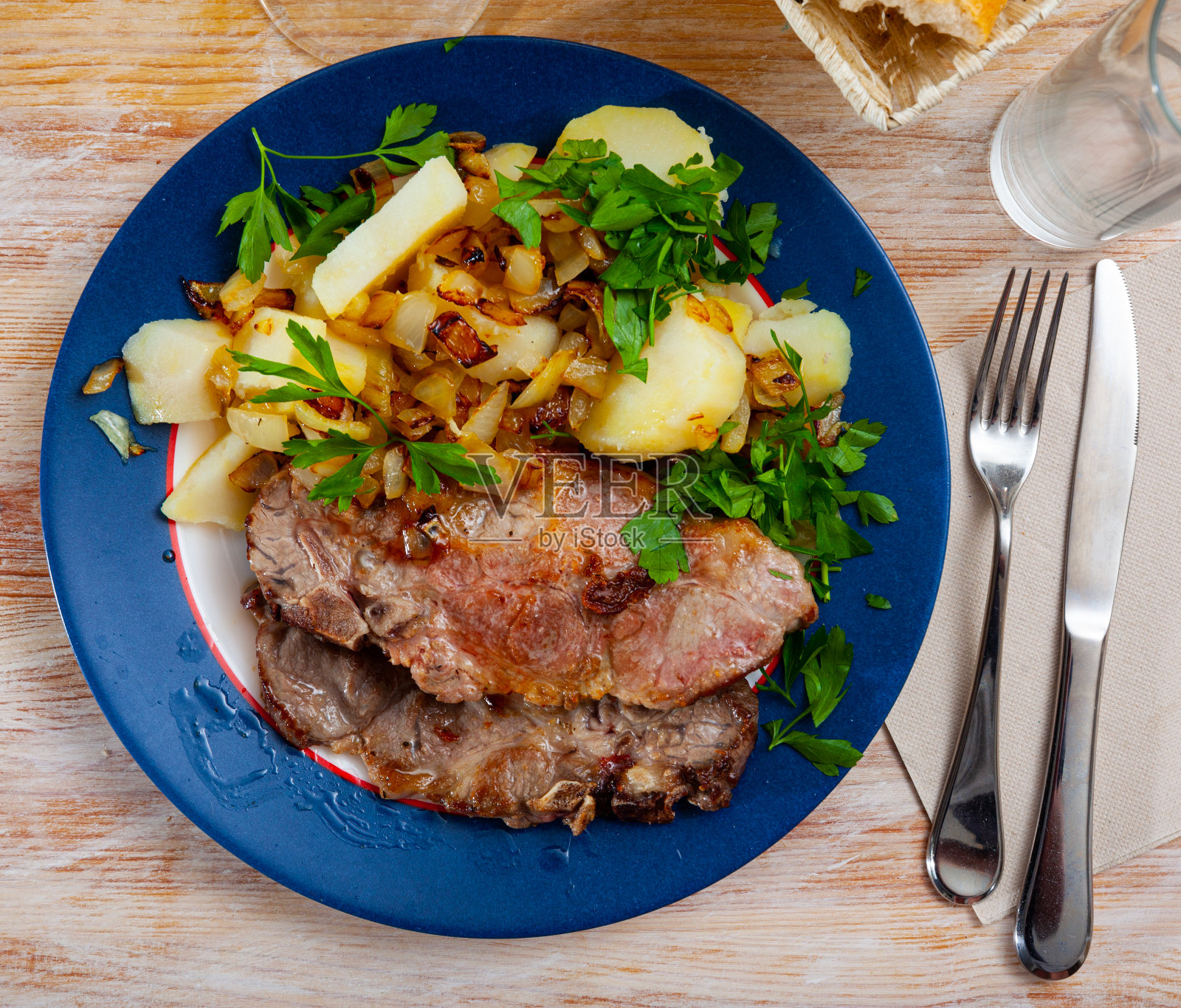 美味的烤猪肉配土豆和蔬菜，没有人照片摄影图片