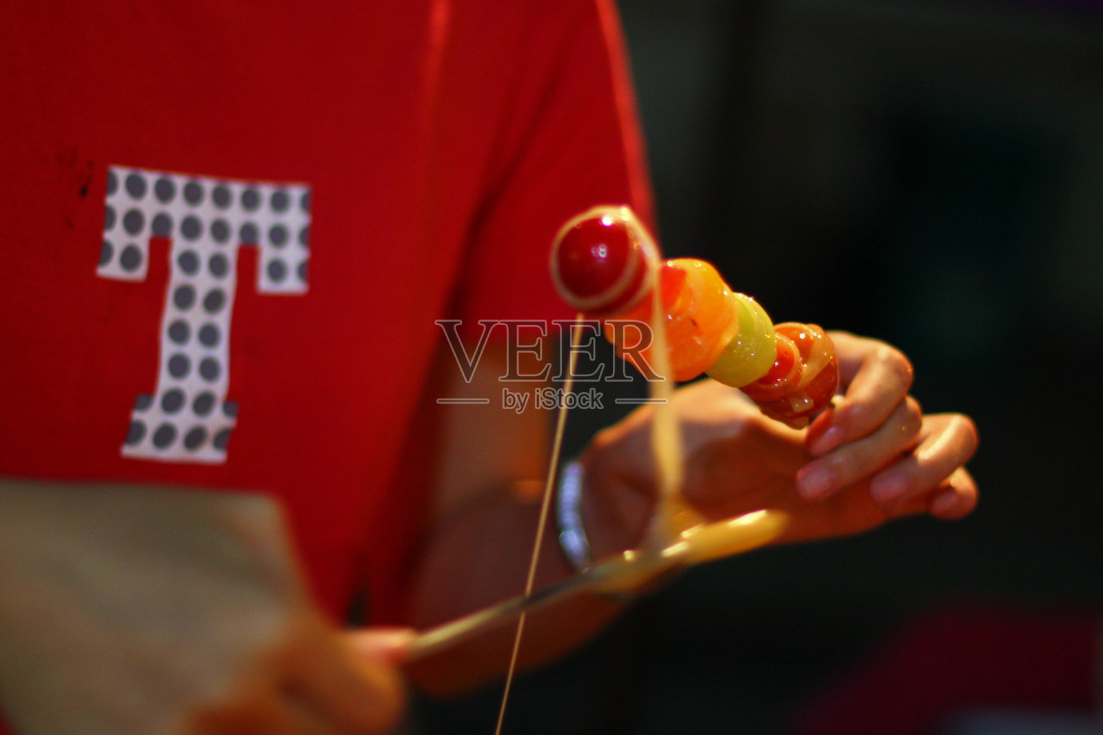 在马六甲夜步行街用焦糖覆盖水果照片摄影图片