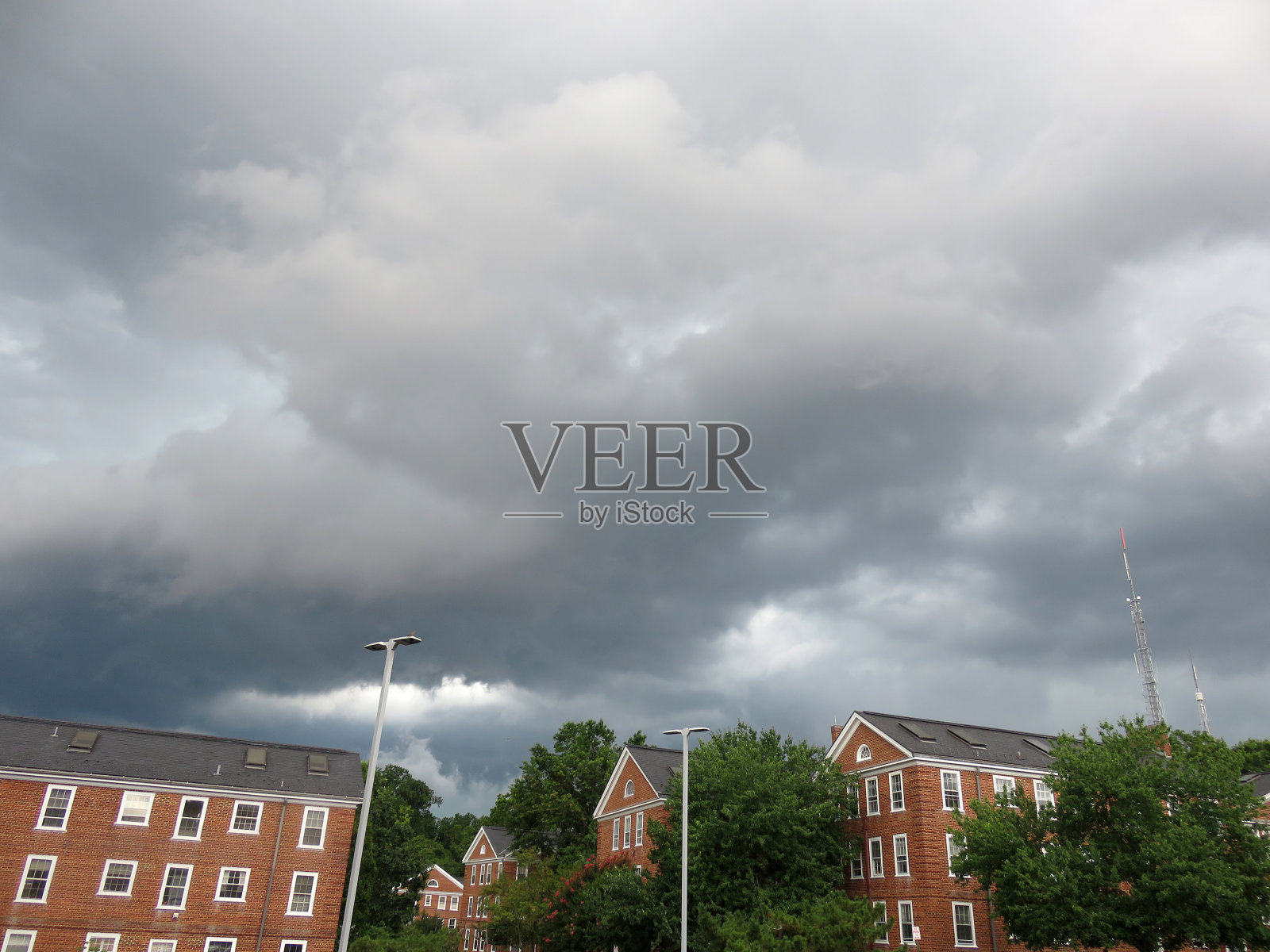 社区上空的乌云照片摄影图片