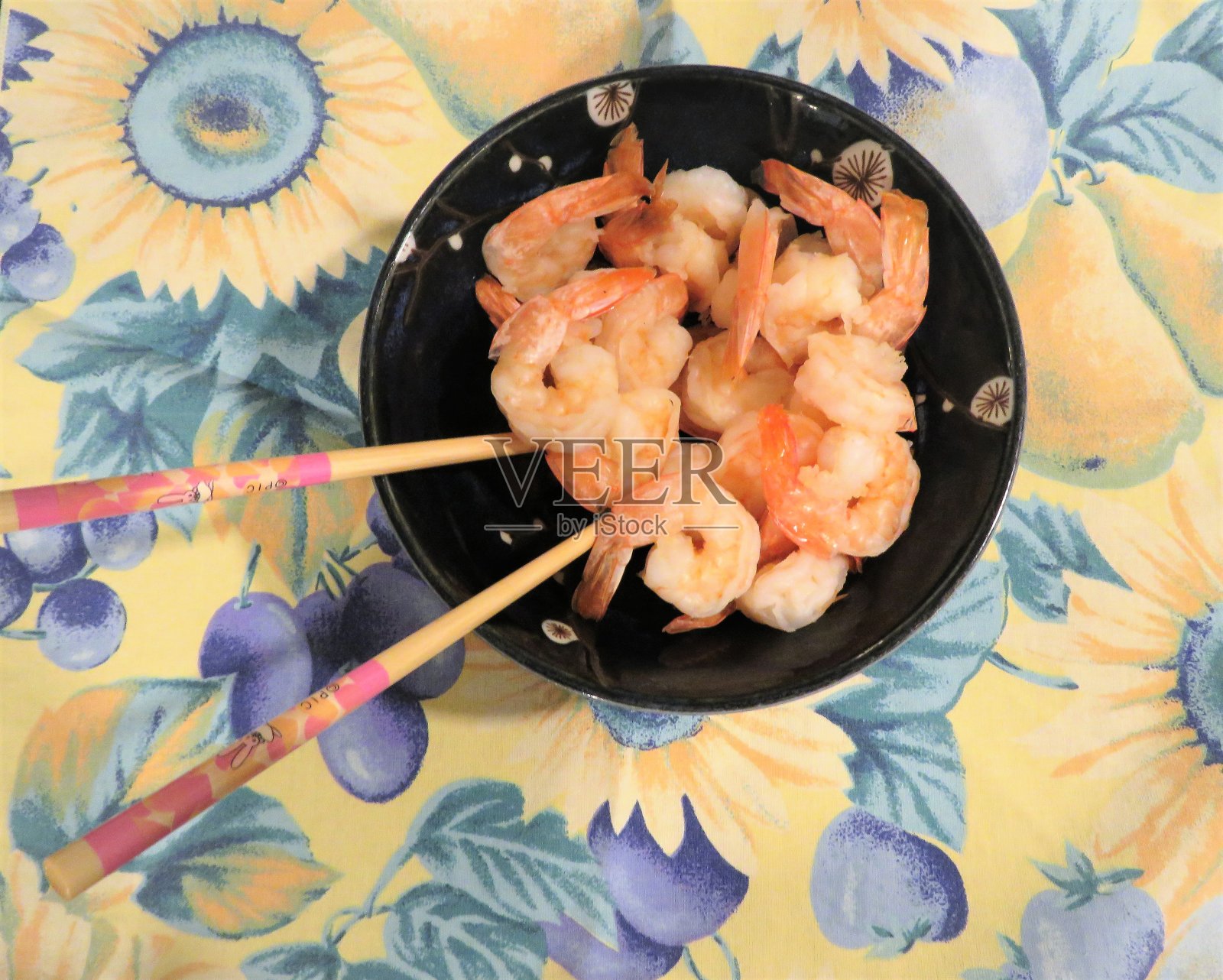 虾在碗里，筷子照片摄影图片