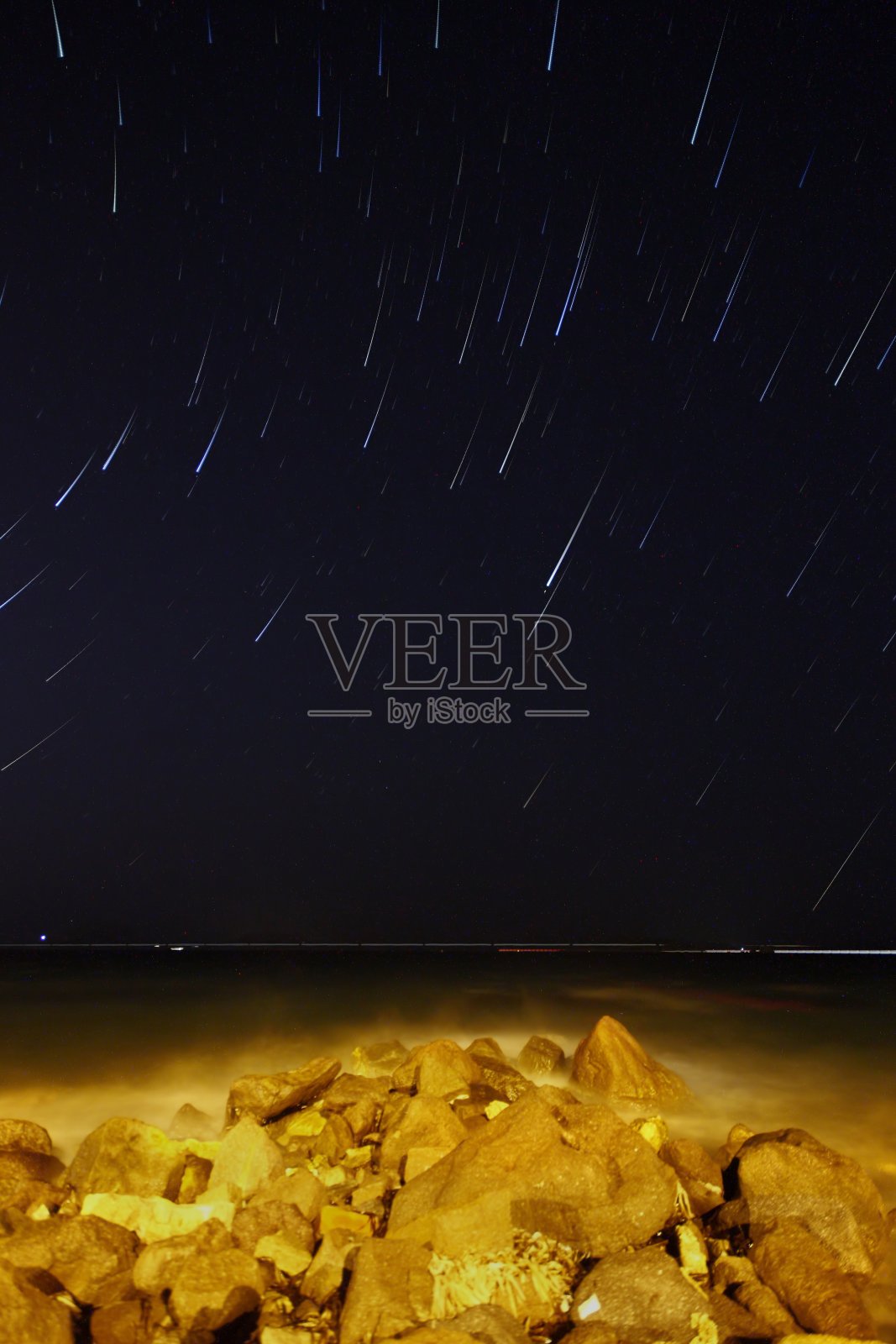 在前景中有一座山顶的银河系的星星。夜晚天空自然夏季景观。英仙座流星雨观测照片摄影图片