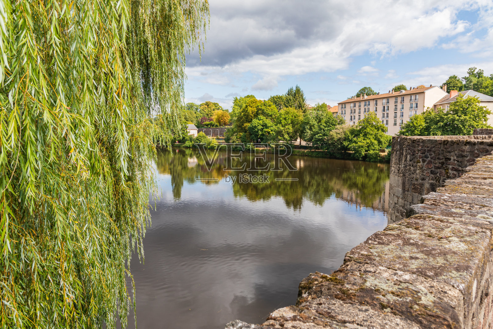 利摩日的维也纳河。照片摄影图片