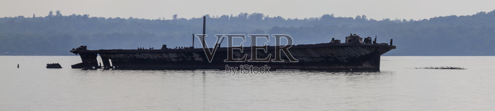 波托马克河马洛湾一艘废弃船只的全景图。照片摄影图片