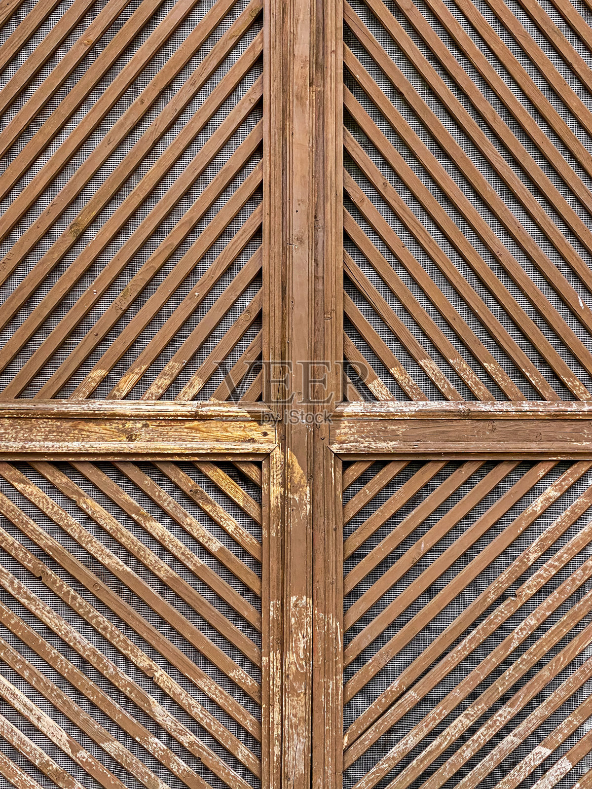 古老的木门。木板的对角线图案照片摄影图片