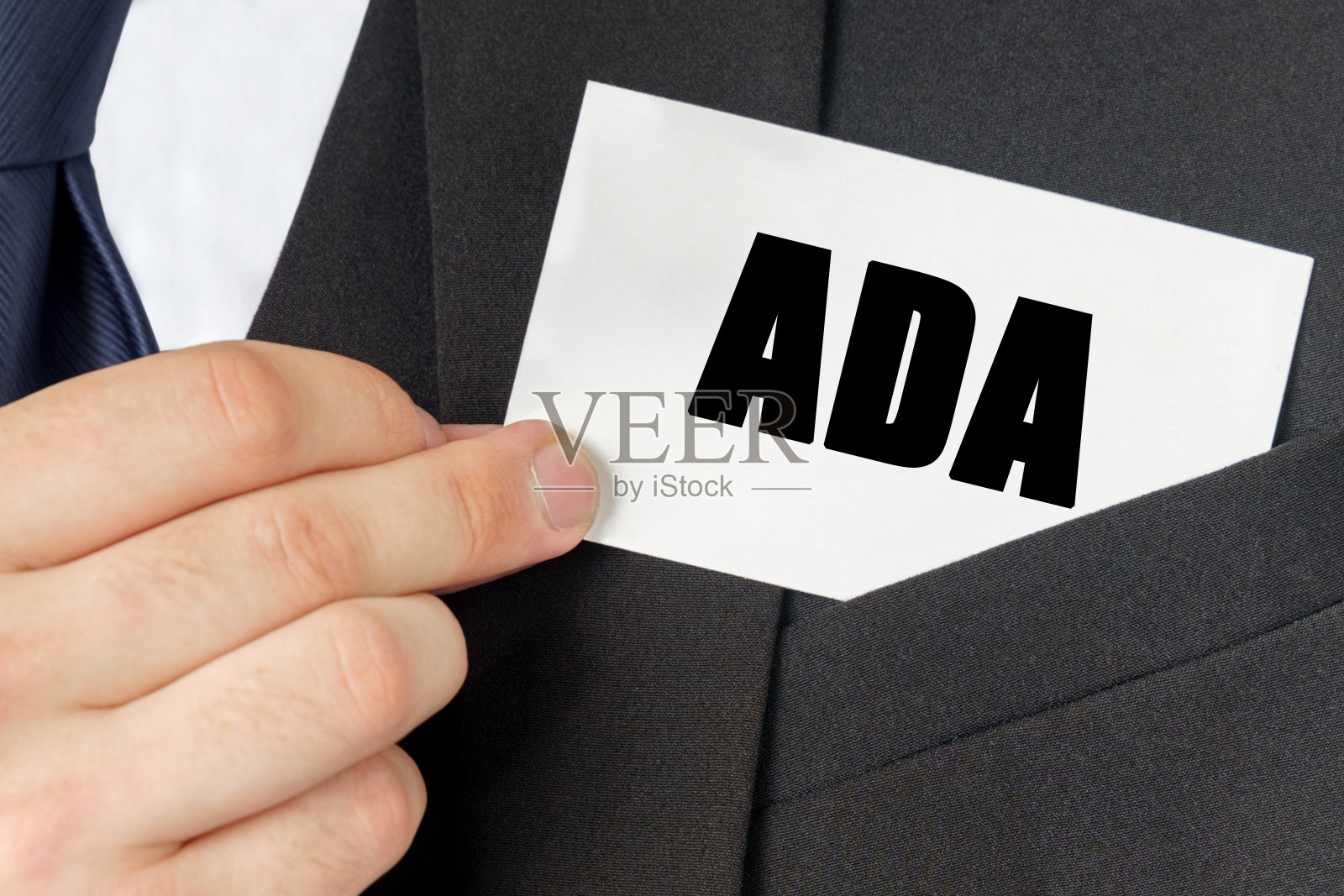 商人拿着一张印有ADA字样的卡片照片摄影图片